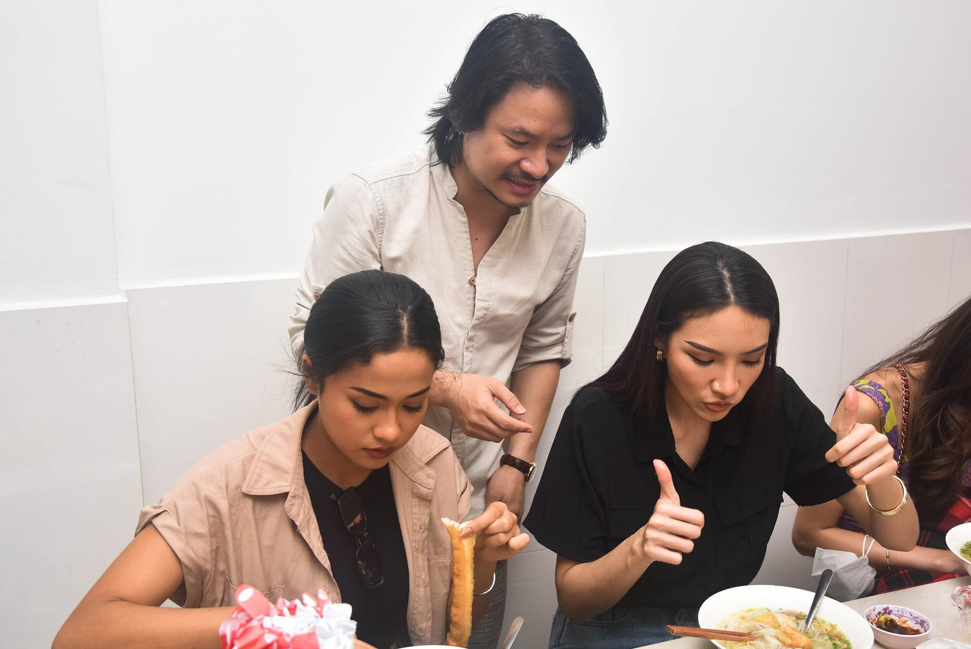 Nàng Á hậu Hòa bình Thái Lan còn giơ ngón tay cái để thể hiện sự ấn tượng với món phở thơm ngon khi được thưởng thức trực tiếp tại Việt Nam.