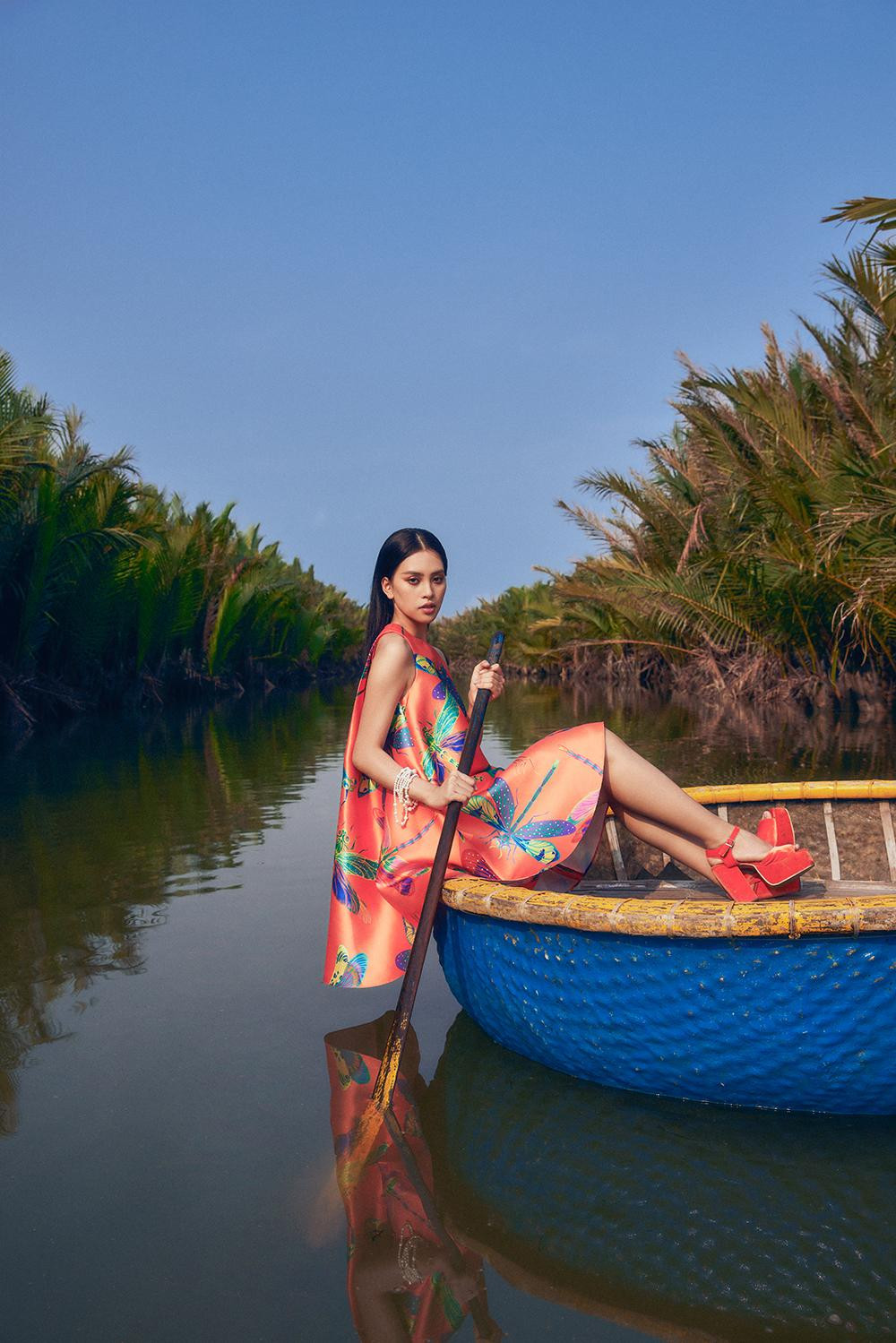 Cảm hứng “đi để trở về” với những dung dị cuộc sống bình yên thơ mộng của phố Hội là chất xúc tác để Tiểu Vy thực hiện bộ ảnh lần này.