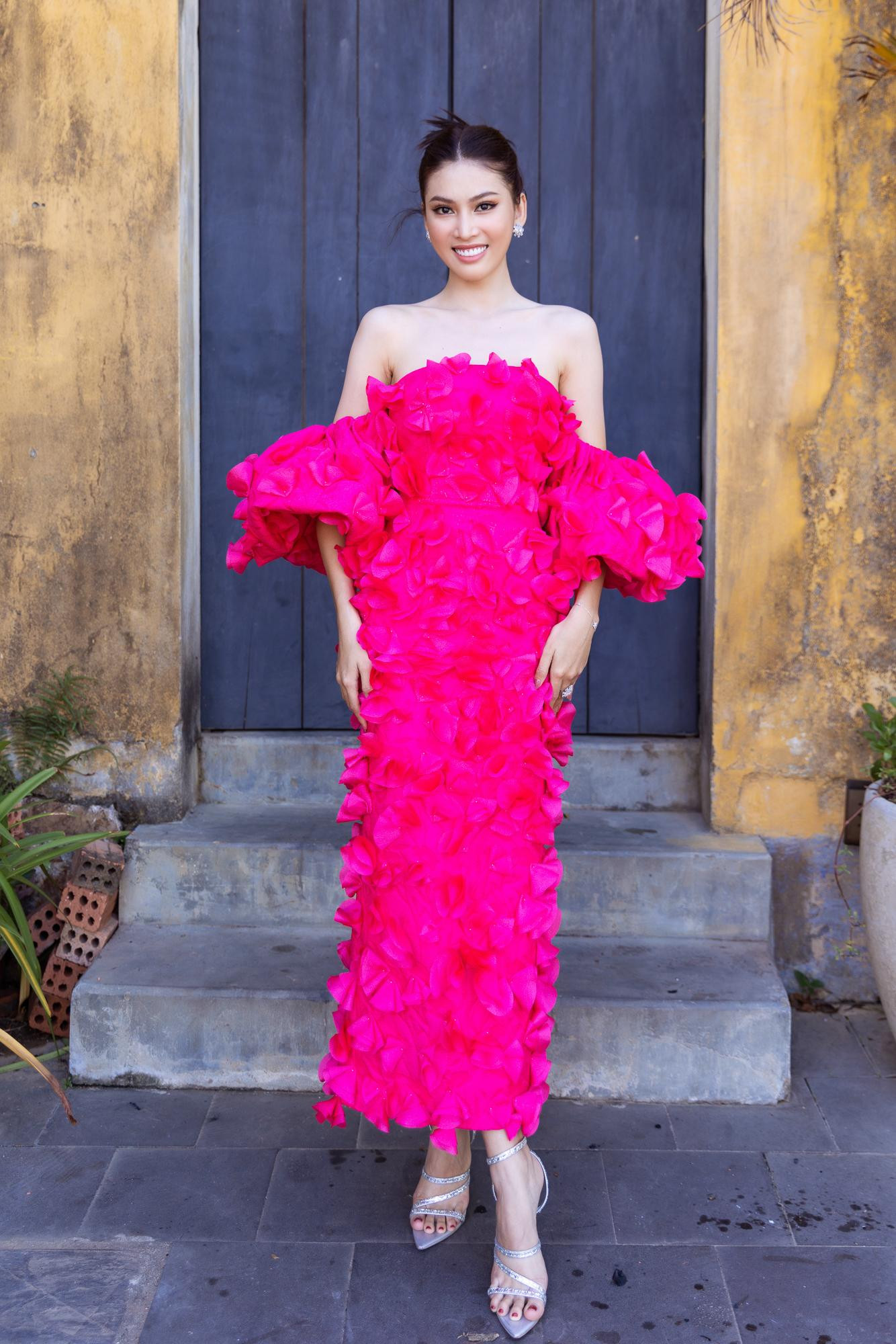 Á hậu Ngọc Thảo diện váy trễ vai có kiểu dáng lạ mắt.