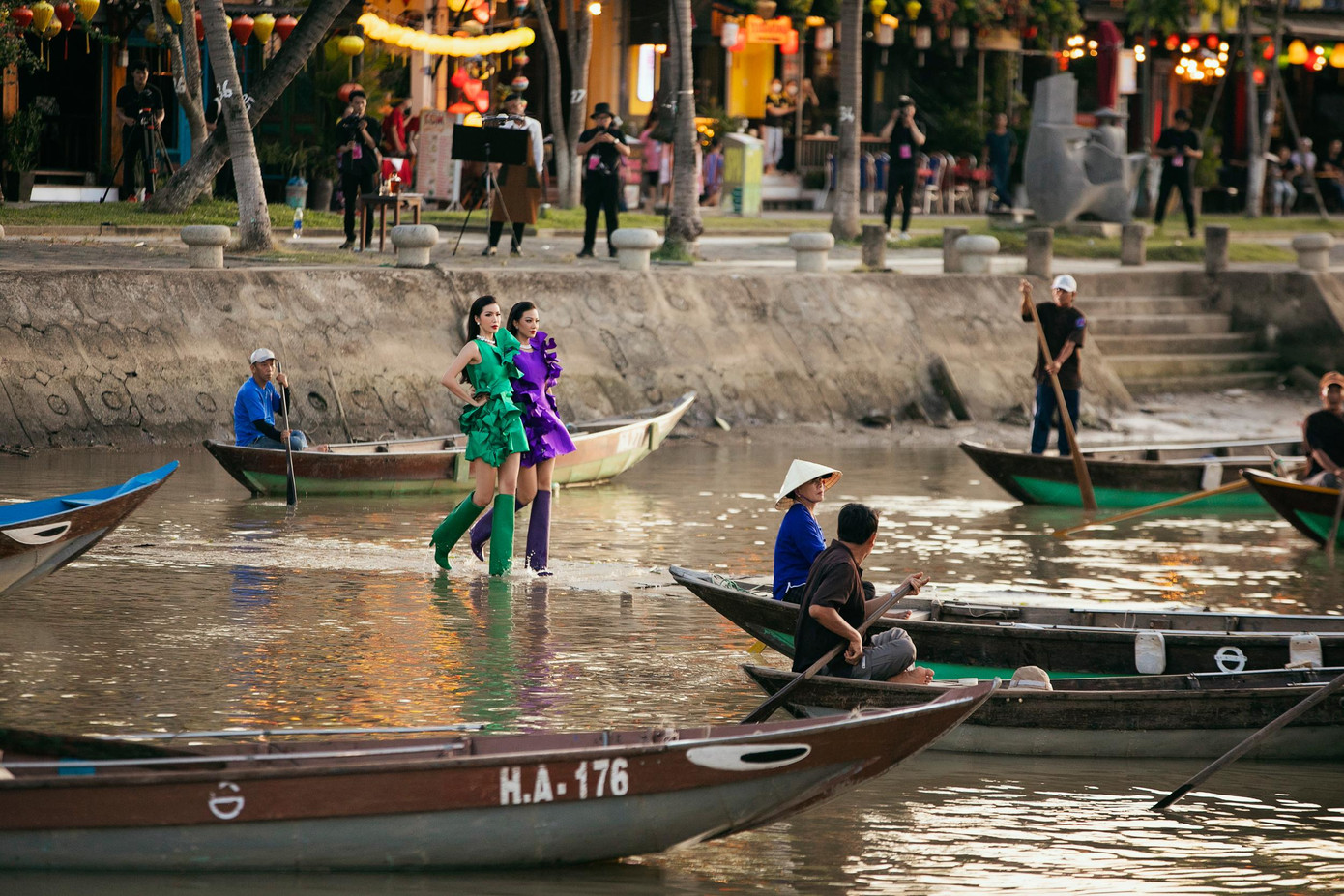 Siêu mẫu Minh Tú và Á hậu Kim Duyên có màn trình diễn ấn tượng trên sàn catwalk được dựng lên ngay chính giữa sông Hoài.