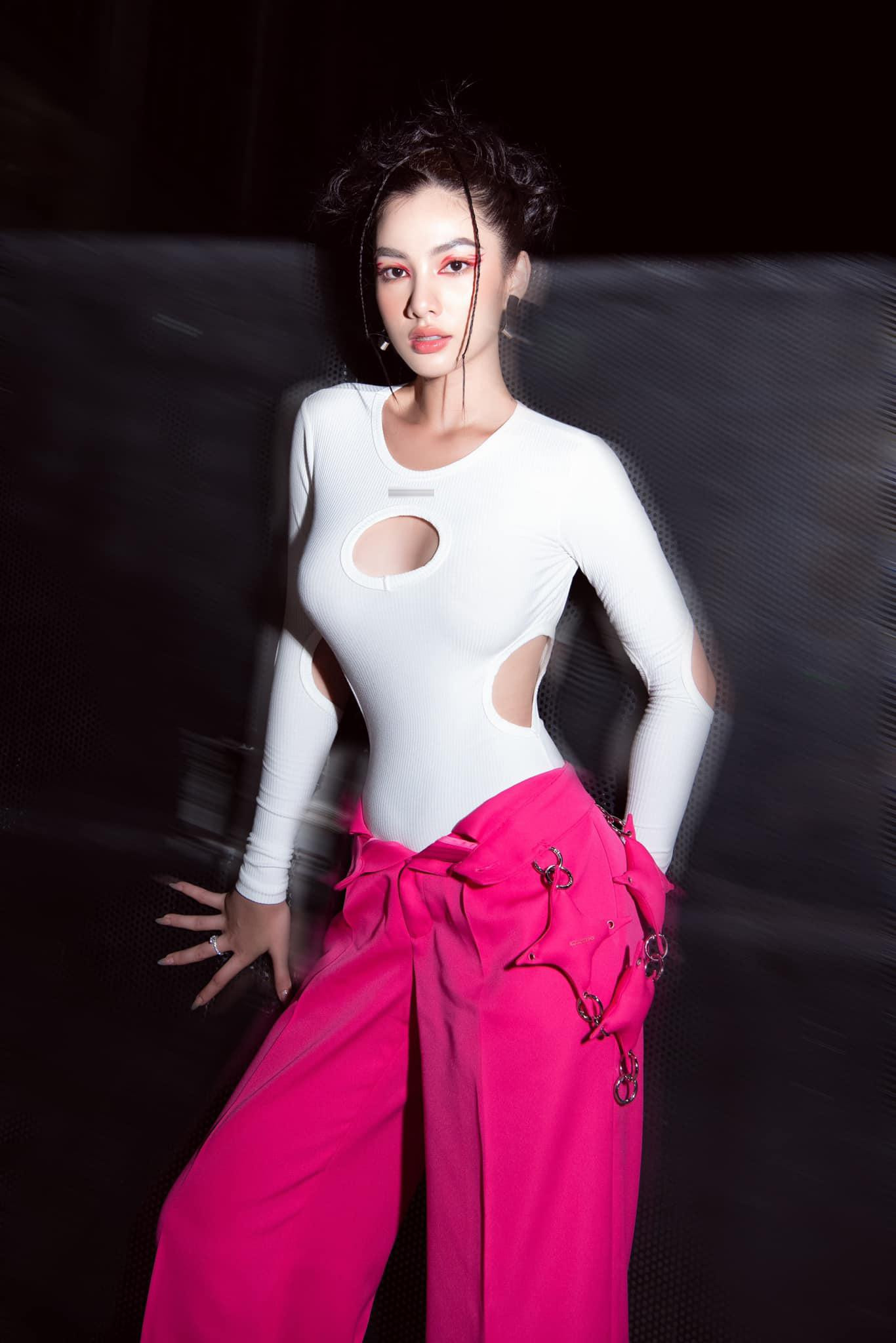 Người đẹp Cẩm Đan diện áo thun bó sát với chi tiết cut-out sexy ở vòng một.