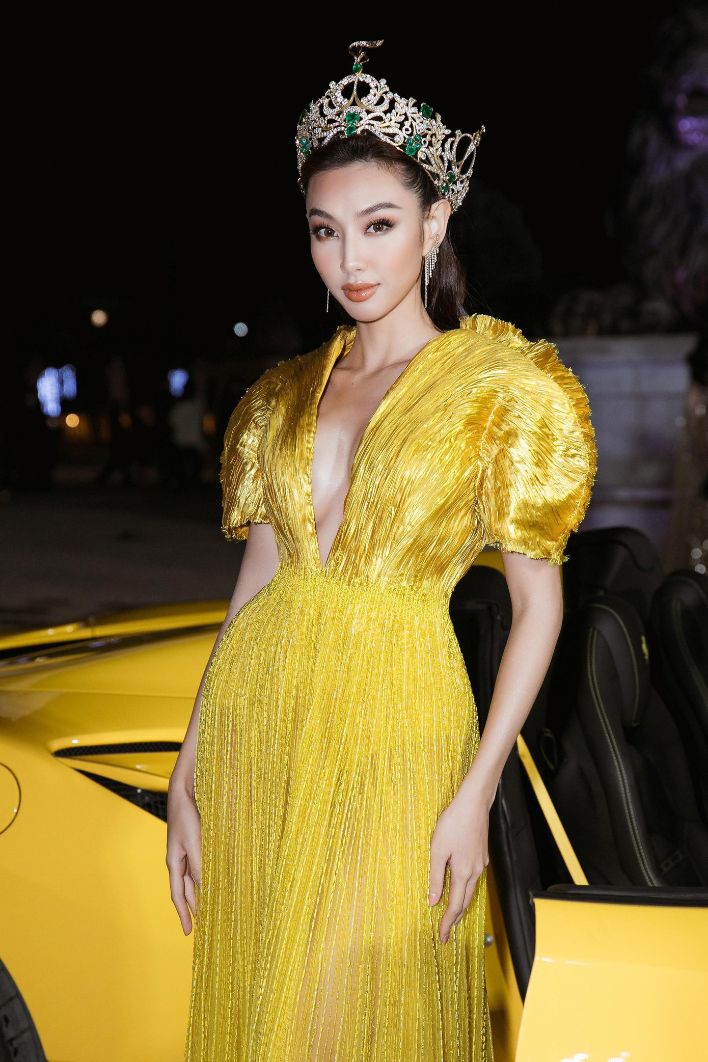 Tại sự kiện đêm thời trang của Miss World Vietnam 2022, Hoa hậu Thùy Tiên diện bộ váy dạ hội tông màu vàng với thiết kế xẻ vòng 1 táo bạo và nóng bỏng.