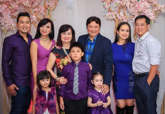 Gia đình 3 thế hệ của NSƯT Bảo Quốc. Gia đình 3 thế hệ của NSƯT Bảo Quốc.