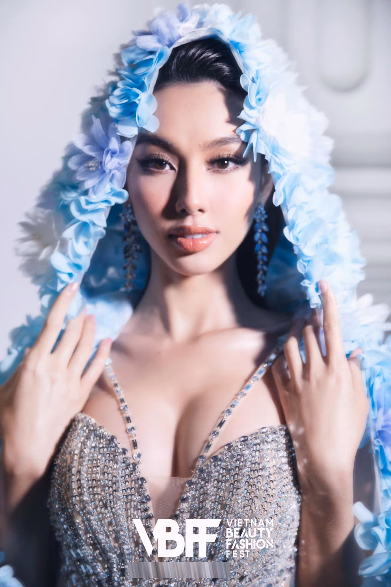 Phong cách trang điểm của Thùy Tiên trong lần làm vedette này cũng rất chỉn chu và xinh đẹp.
