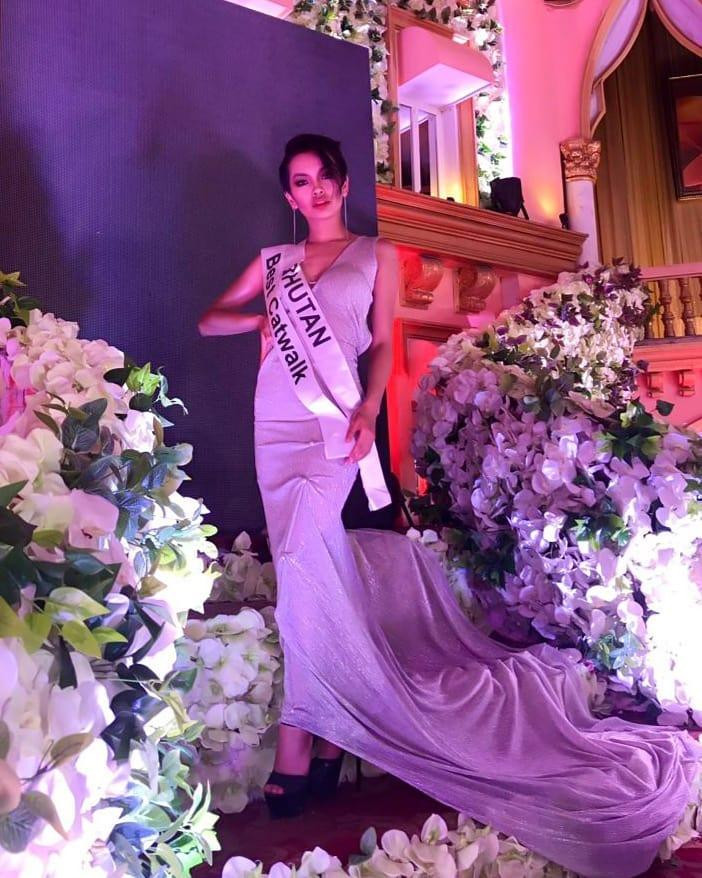 Người đẹp sở hữu sắc vóc nhỏ nhắn và gương mặt đậm chất châu Á. Người đẹp sở hữu sắc vóc nhỏ nhắn và gương mặt đậm chất châu Á.