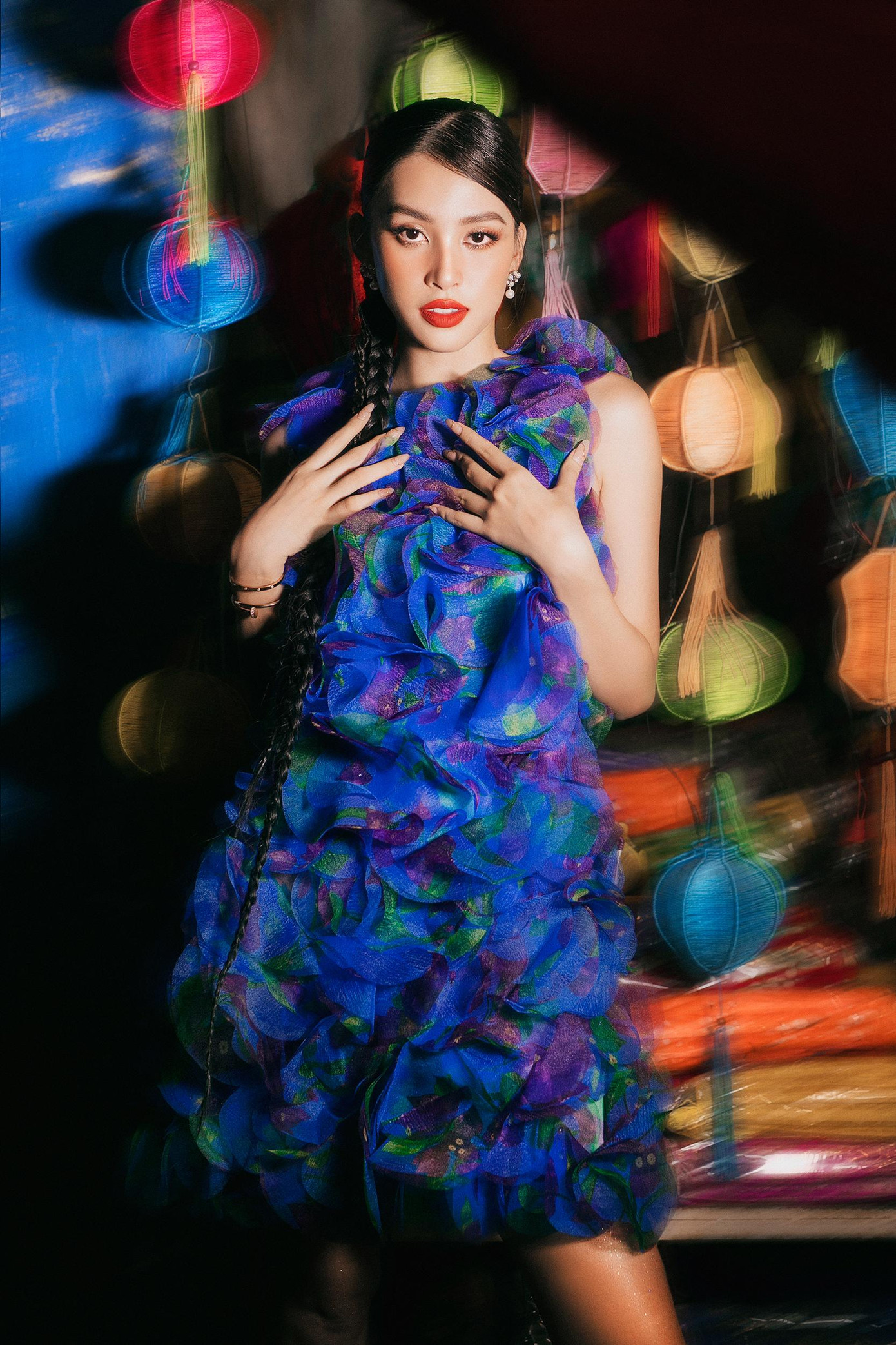 Hoa hậu Tiểu Vy đảm nhận vai trò một trong 7 vedette của show diễn. Cô khoe nhan sắc xinh đẹp, yêu kiều trong bộ váy tông màu xanh hoạ tiết chuồn chuồn có thiết kế lạ mắt.