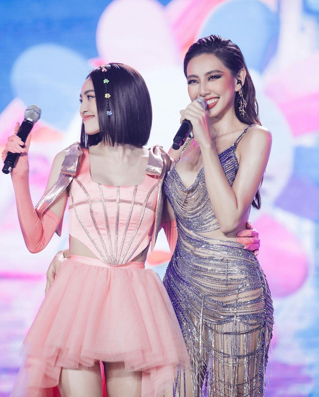 Hoa hậu Hòa bình Quốc tế 2021 còn có màn hòa giọng cực kỳ đáng yêu và dễ thương bên Ninh Dương Lan Ngọc.