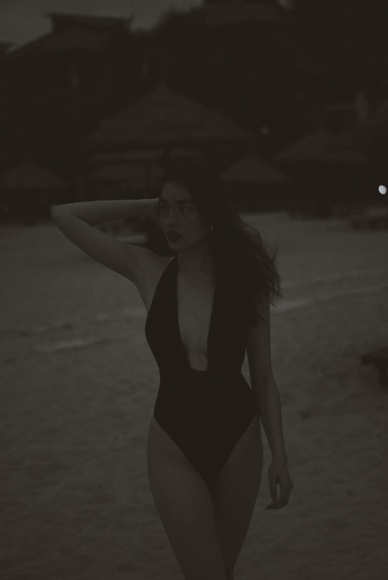 Á hậu Lệ Hằng diện áo tắm một mảnh khoe body quyến rũ trên biển Đà Nẵng. Á hậu Lệ Hằng diện áo tắm một mảnh khoe body quyến rũ trên biển Đà Nẵng.