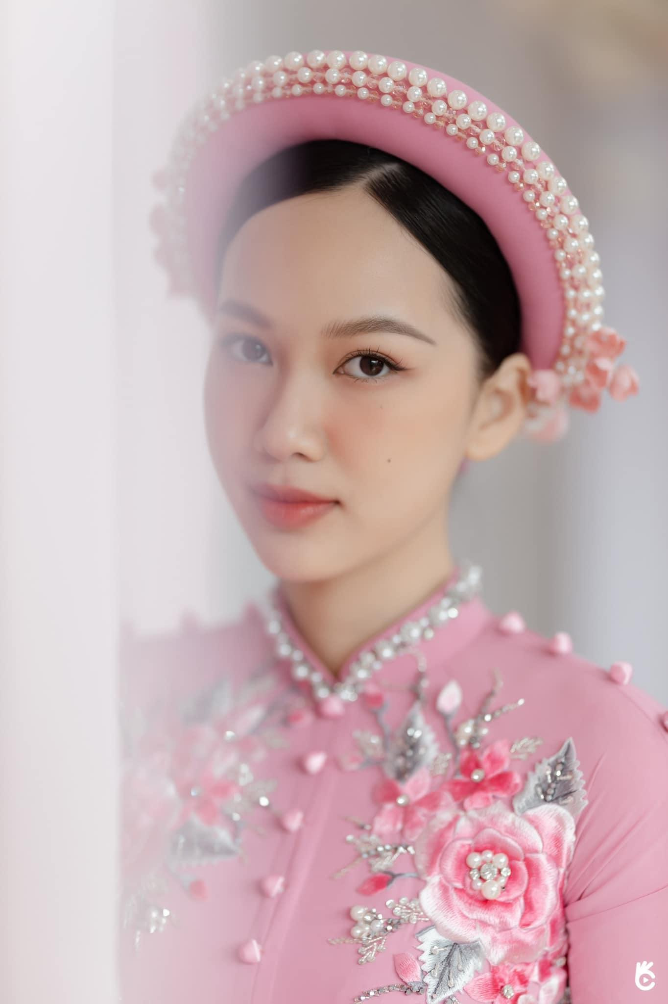 Người đẹp chọn phong cách trang điểm tông nude nhẹ nhàng, tự nhiên để tôn lên gương mặt xinh đẹp và làn da trắng mịn không tì vết.