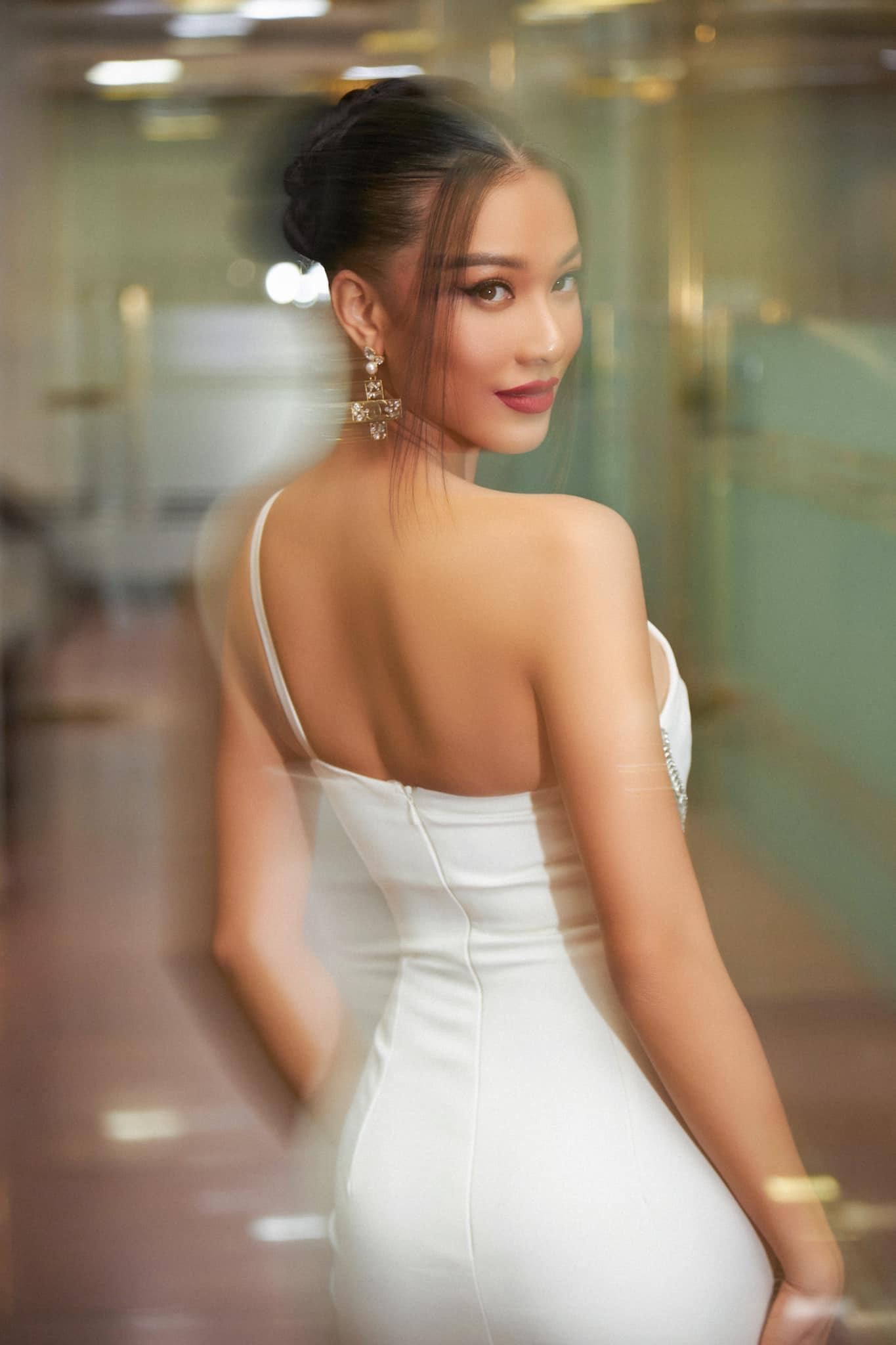 Người đẹp tự tin khoe lưng trần nuột nà. Người đẹp tự tin khoe lưng trần nuột nà.