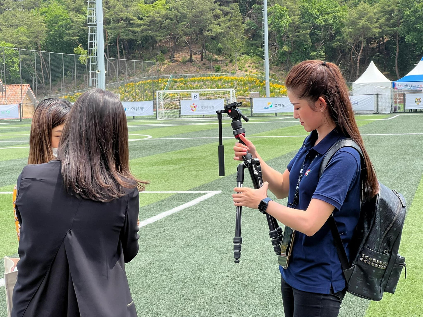 Huyền My chăm chỉ tác nghiệp trong chuyến đi Hàn Quốc. Huyền My chăm chỉ tác nghiệp trong chuyến đi Hàn Quốc.