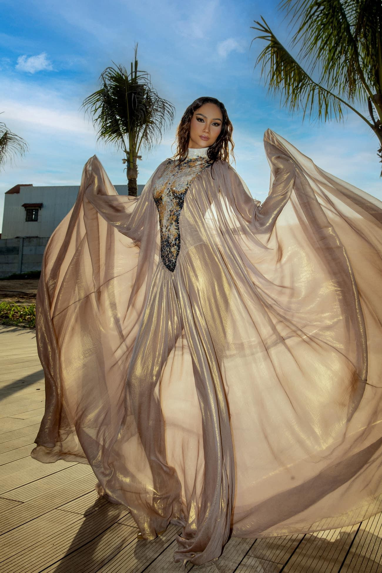 Hoa hậu H'Hen Niê khoe dáng sexy trong bộ váy xuyên thấu có kiểu dáng lạ mắt.