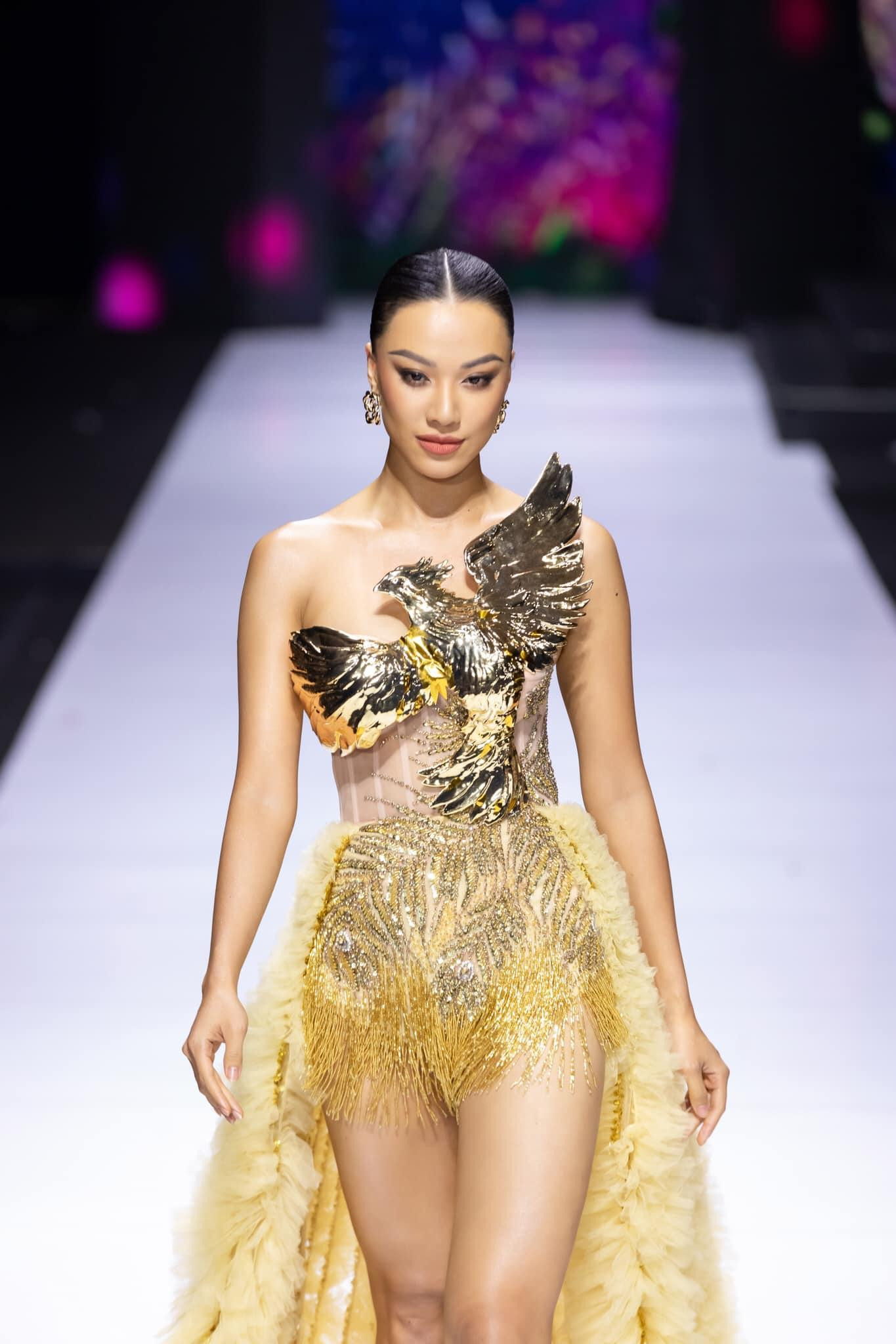 Không sở hữu đôi chân siêu dài như Đỗ Thị Hà hay Hoàng Thùy nhưng Kim Duyên vẫn khoe được nét gợi cảm của mình. Không sở hữu đôi chân siêu dài như Đỗ Thị Hà hay Hoàng Thùy nhưng Kim Duyên vẫn khoe được nét gợi cảm của mình.