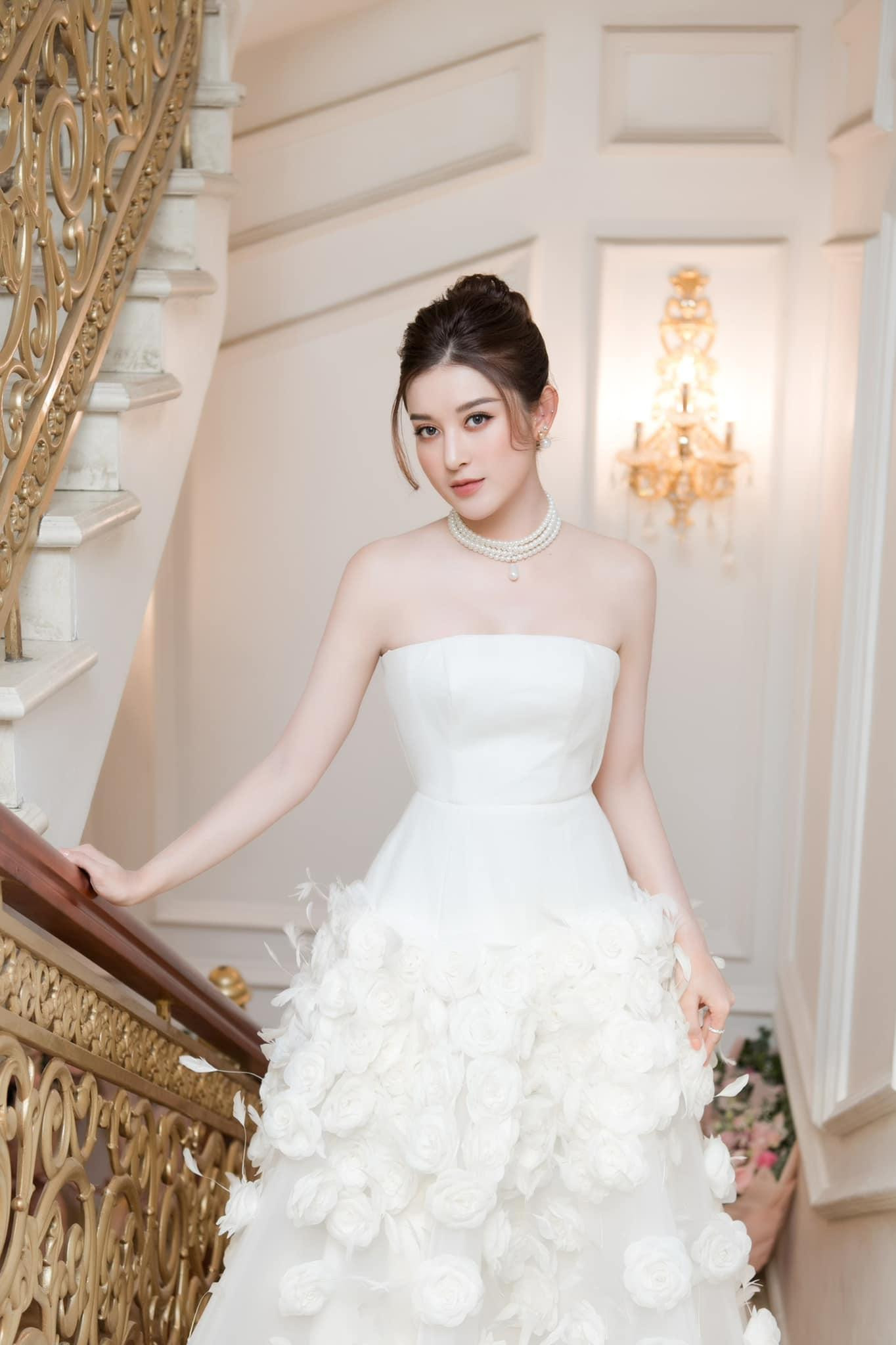 Á hậu Huyền My đẹp như nàng công chúa với bộ váy đính lông vũ.