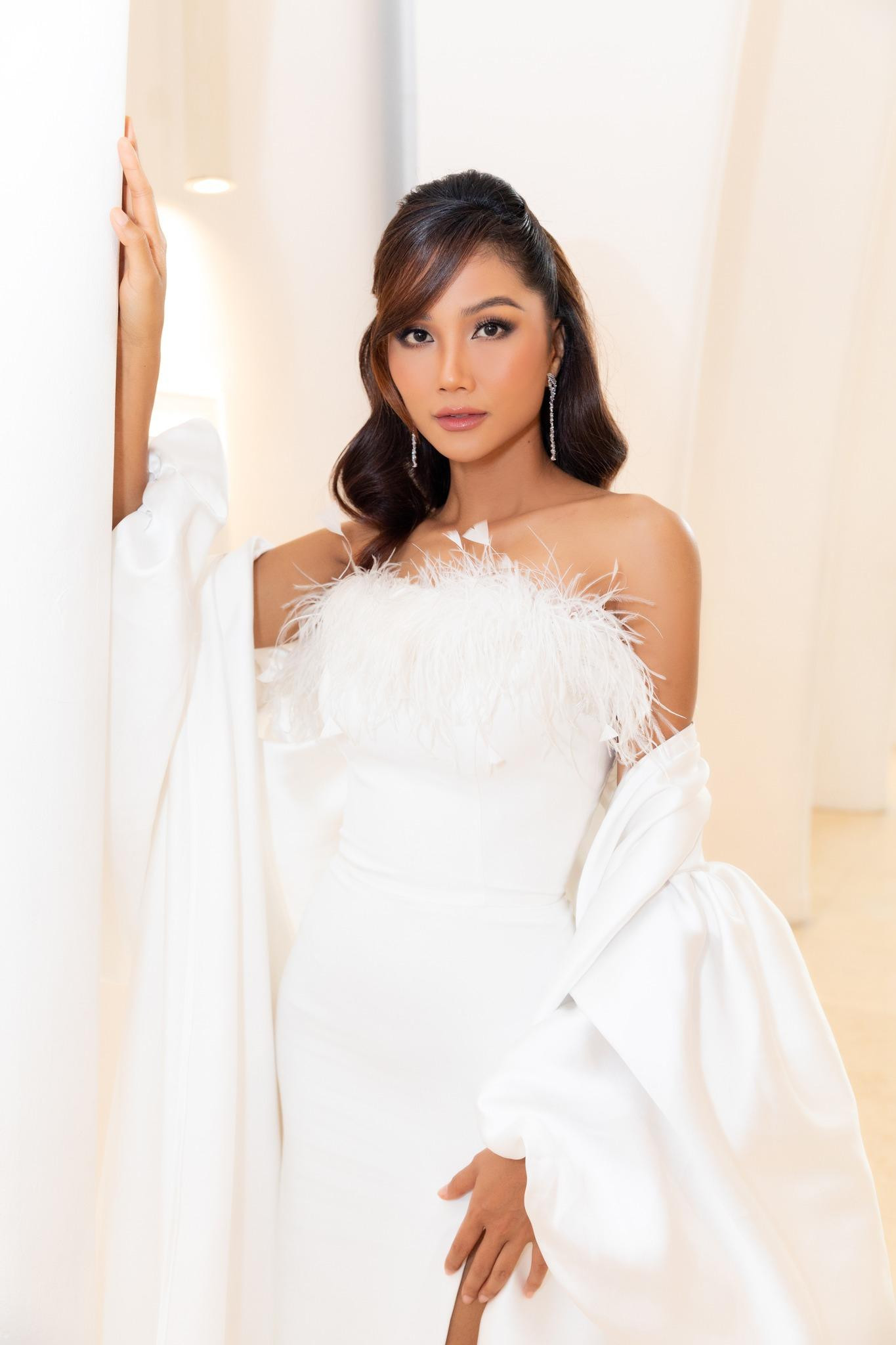 Thiết kế tôn lên bờ vai trần quyến rũ và làn da nâu giòn khoẻ khoắn của người đẹp. Thiết kế tôn lên bờ vai trần quyến rũ và làn da nâu giòn khoẻ khoắn của người đẹp.