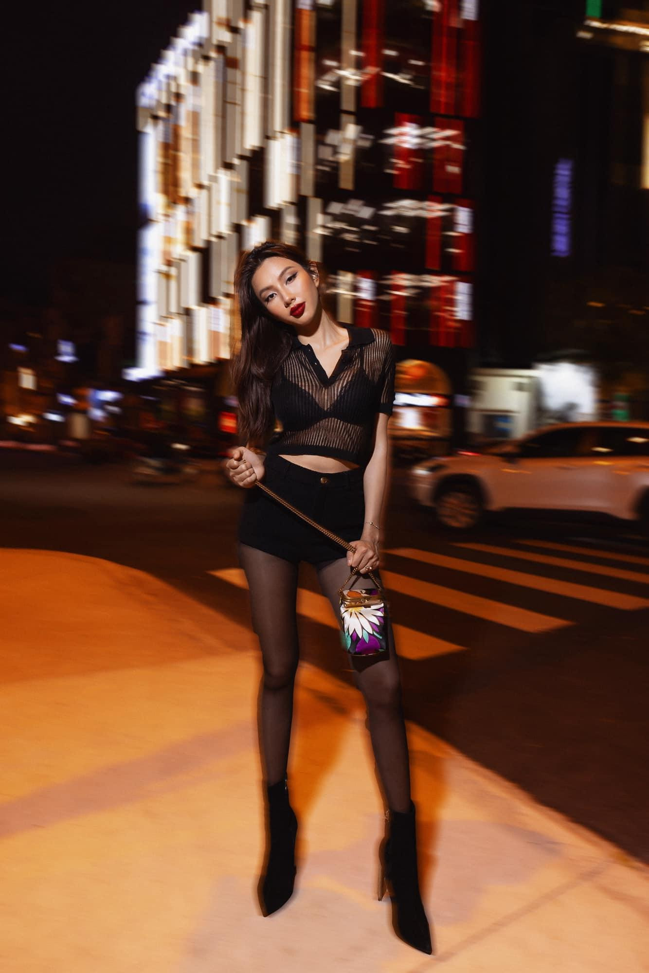 Mới đây, Hoa hậu Thùy Tiên xuất hiện cực kỳ nóng bỏng và quyến rũ trên phố với tạo hình sành điệu. Người đẹp diện cả 'cây' đen với điểm nhấn là chiếc áo crop-top xuyên thấu vô cùng táo bạo và sexy.