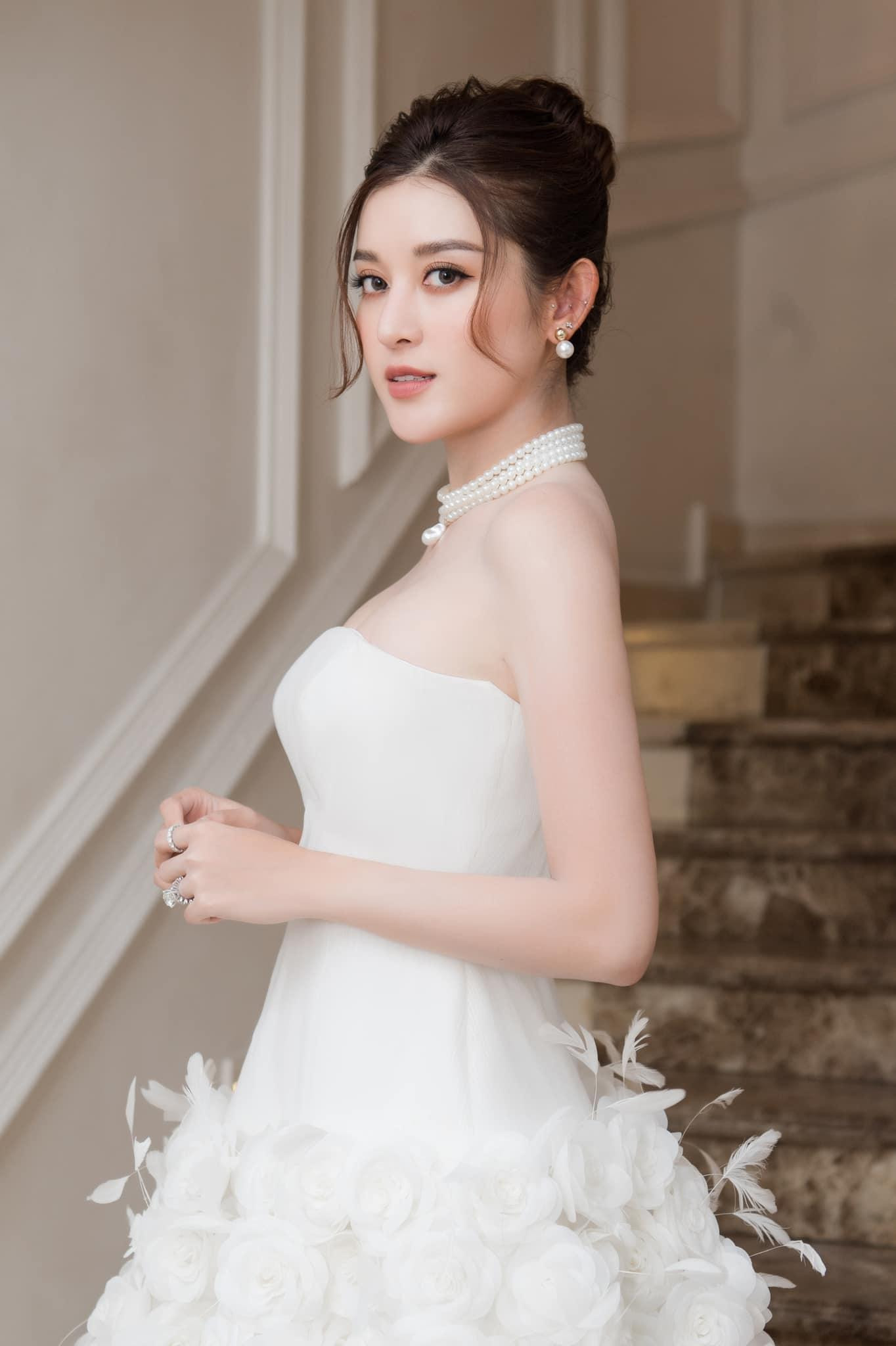 Thiết kế cúp ngực giúp Á hậu Việt Nam 2014 khoe vai trần quyến rũ.