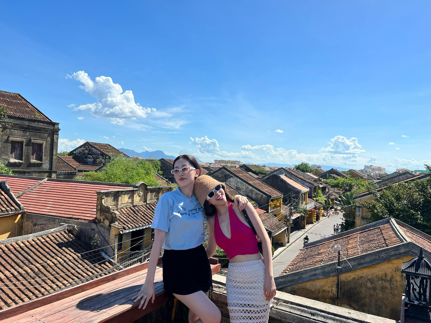 Á hậu Phương Nga và Thuý An vui mừng hội ngộ ở Hội An.