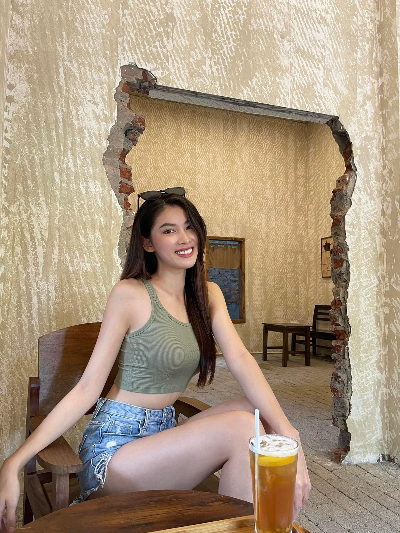 Á hậu Ngọc Thảo mặc crop-top và quần short jeans khoe vòng eo 'con kiến' và đôi chân nuột nà. Á hậu Ngọc Thảo mặc crop-top và quần short jeans khoe vòng eo 'con kiến' và đôi chân nuột nà.