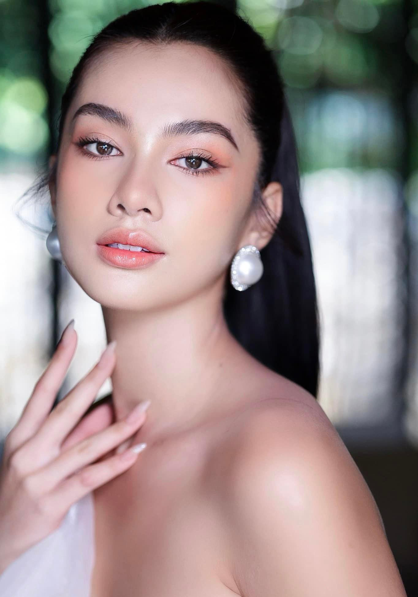 Người đẹp Cẩm Đan xinh đẹp, mỏng manh như nàng thơ với cách trang điểm tông nude.