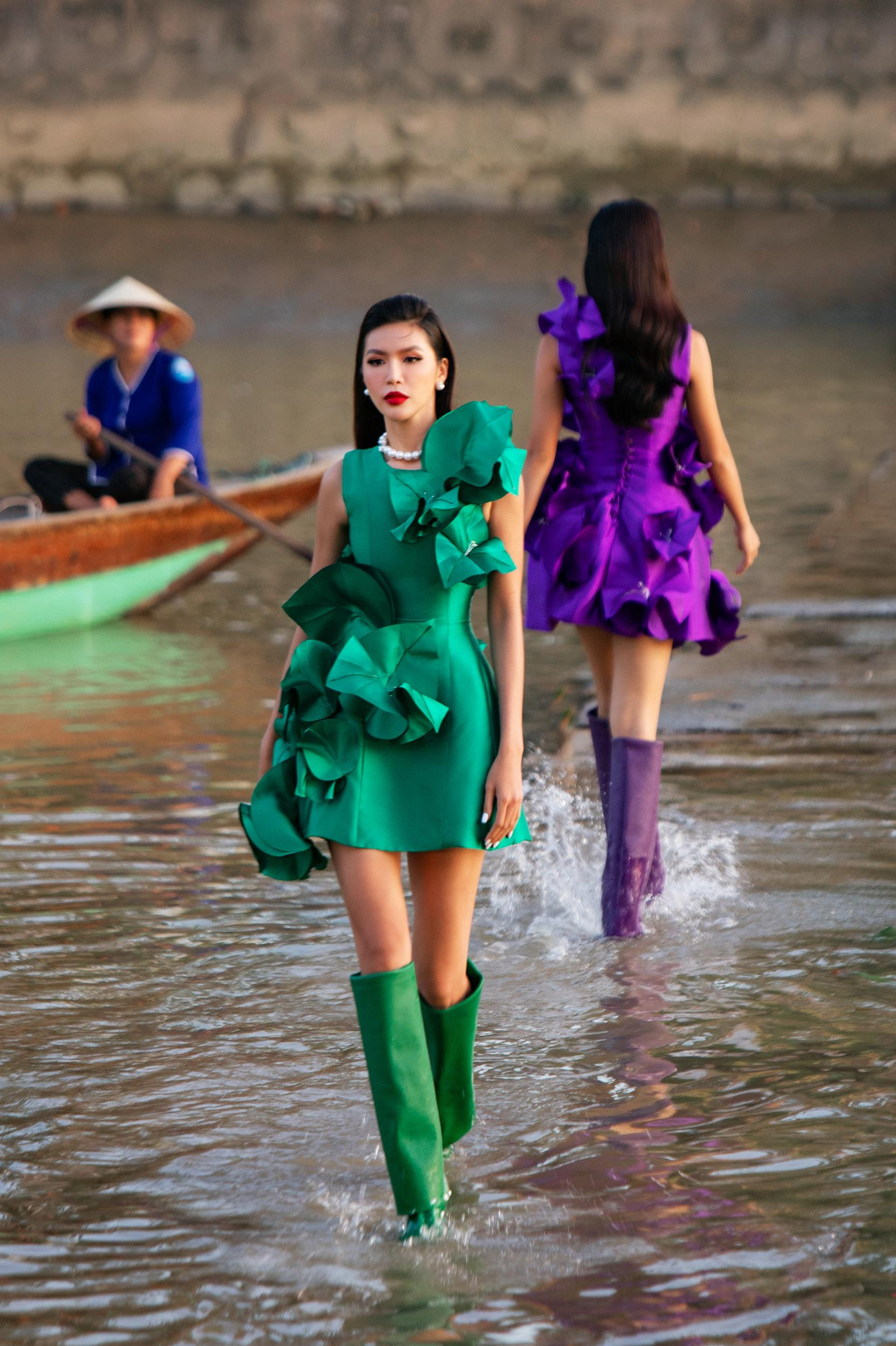 Hai người đẹp tự tin sải bước trên địa hình ngập nước khiến khán giả trầm trồ.