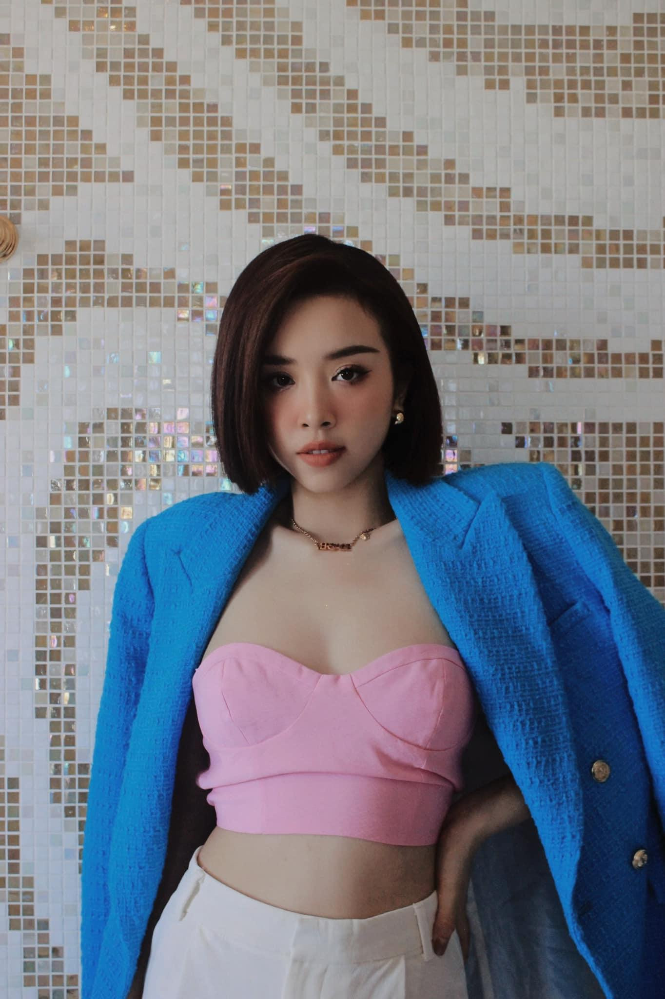 Á hậu Thuý An diện crop-top khoe vòng eo thon nóng bỏng trong bộ ảnh mừng sinh nhật.