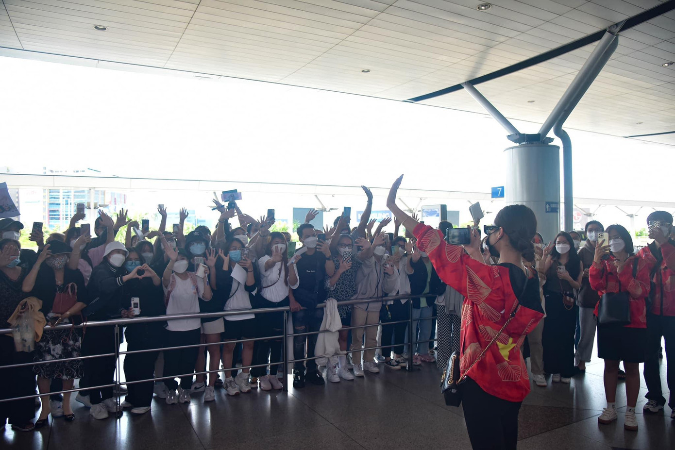 Các mỹ nhân Thái hào hứng ghi lại cảnh fans Việt đông đảo tới sân bay.