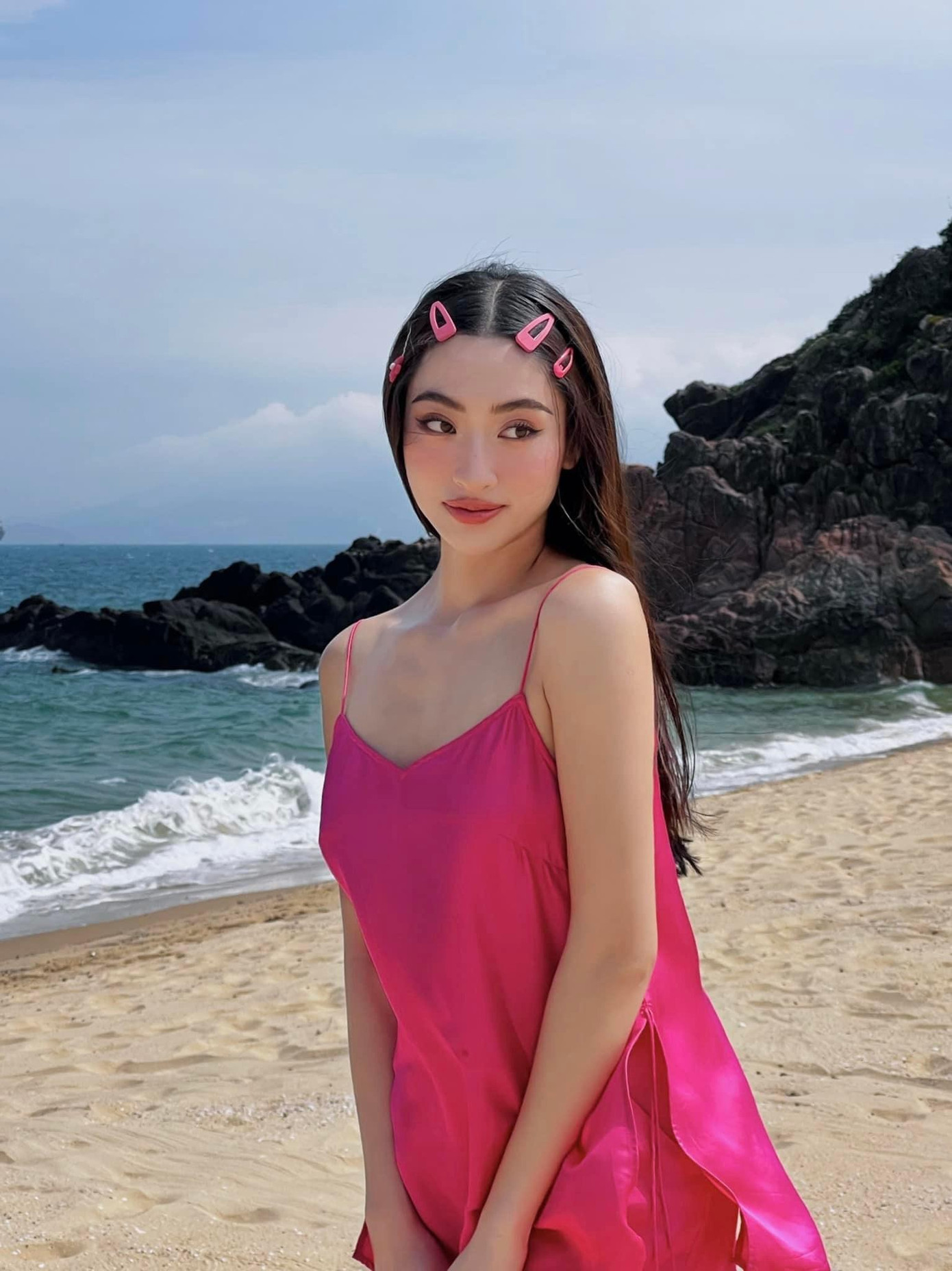 Hoa hậu Lương Thuỳ Linh diện cả 'cây' hồng nữ tính và bánh bèo khi đi dạo trên biển.