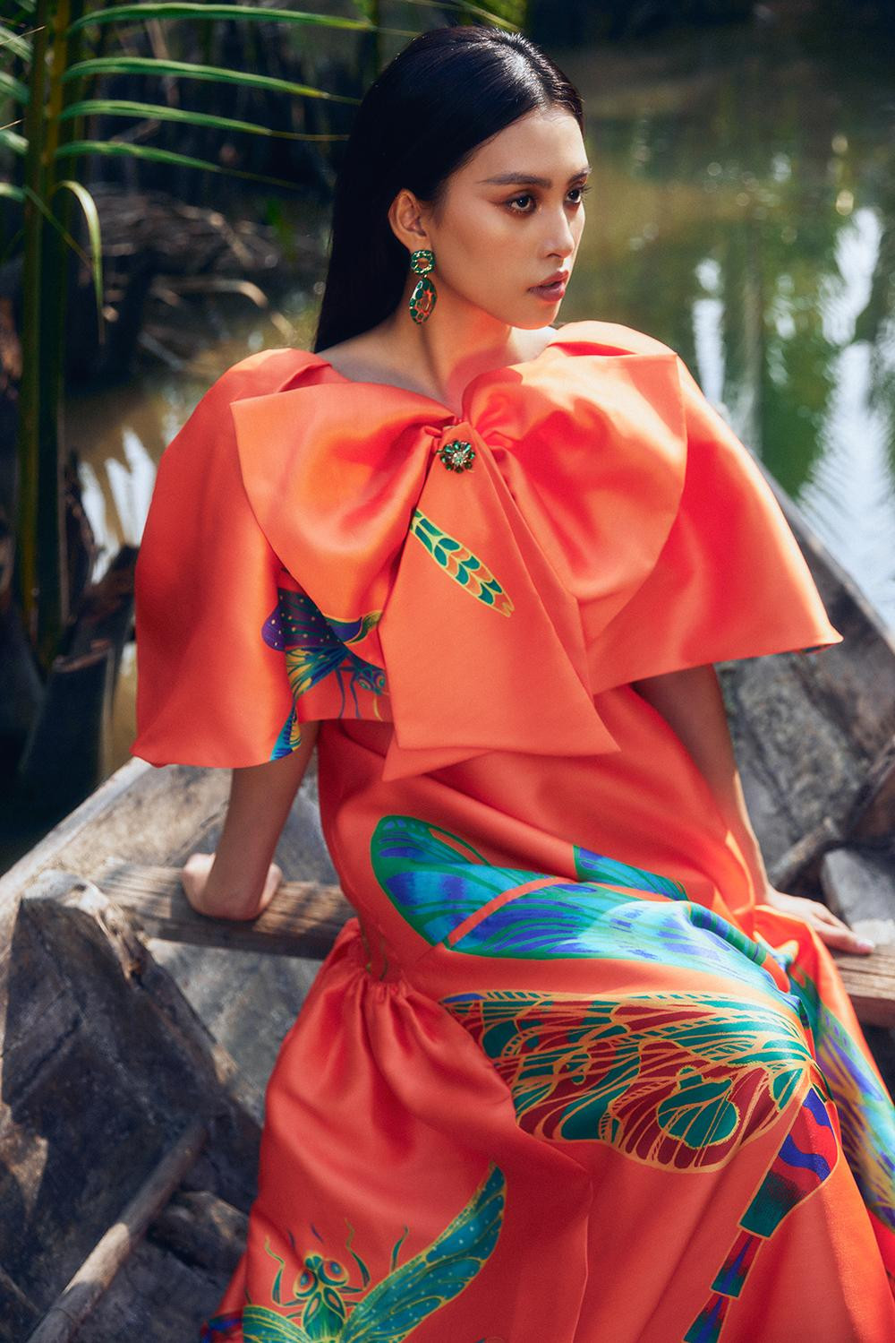 Thời niên thiếu lớn lên ở phố Hội cổ kính cũng giúp Tiểu Vy có một góc nhìn rất khác về vùng đất này. Cô thể hiện vẻ đẹp của xứ thương cảng sầm uất một thời qua lăng kính thời trang khác lạ.