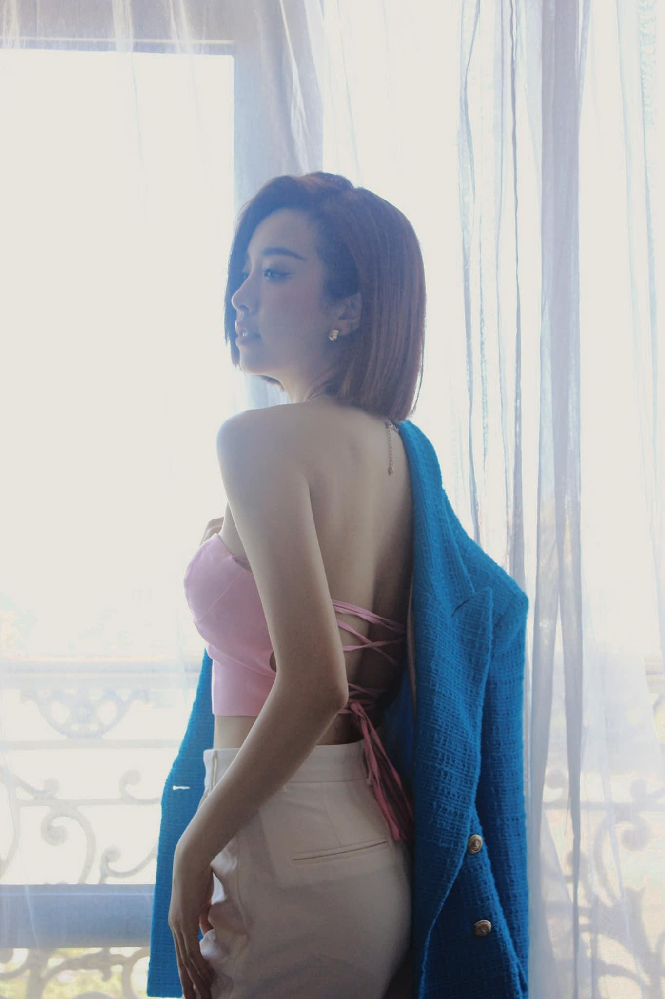 Á hậu Việt Nam 2018 gây chú ý với mái tóc ngắn cá tính.