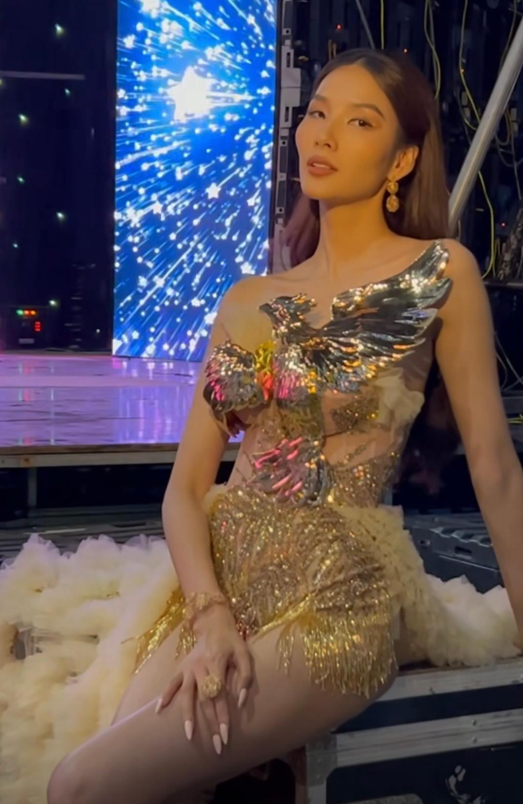 Hoàng Thùy để tóc thẳng và đeo loạt trang sức ton-sur-ton với váy. Hoàng Thùy để tóc thẳng và đeo loạt trang sức ton-sur-ton với váy.