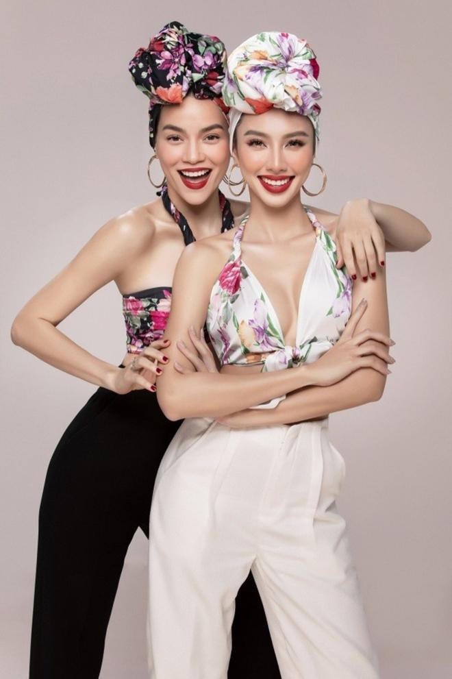 Không chỉ nhiều lần 'đụng hàng' váy áo, ngoài đời Hà Hồ và Thùy Tiên là cặp chị em rất thân thiết và cũng từng cộng tác với nhau trong công việc.