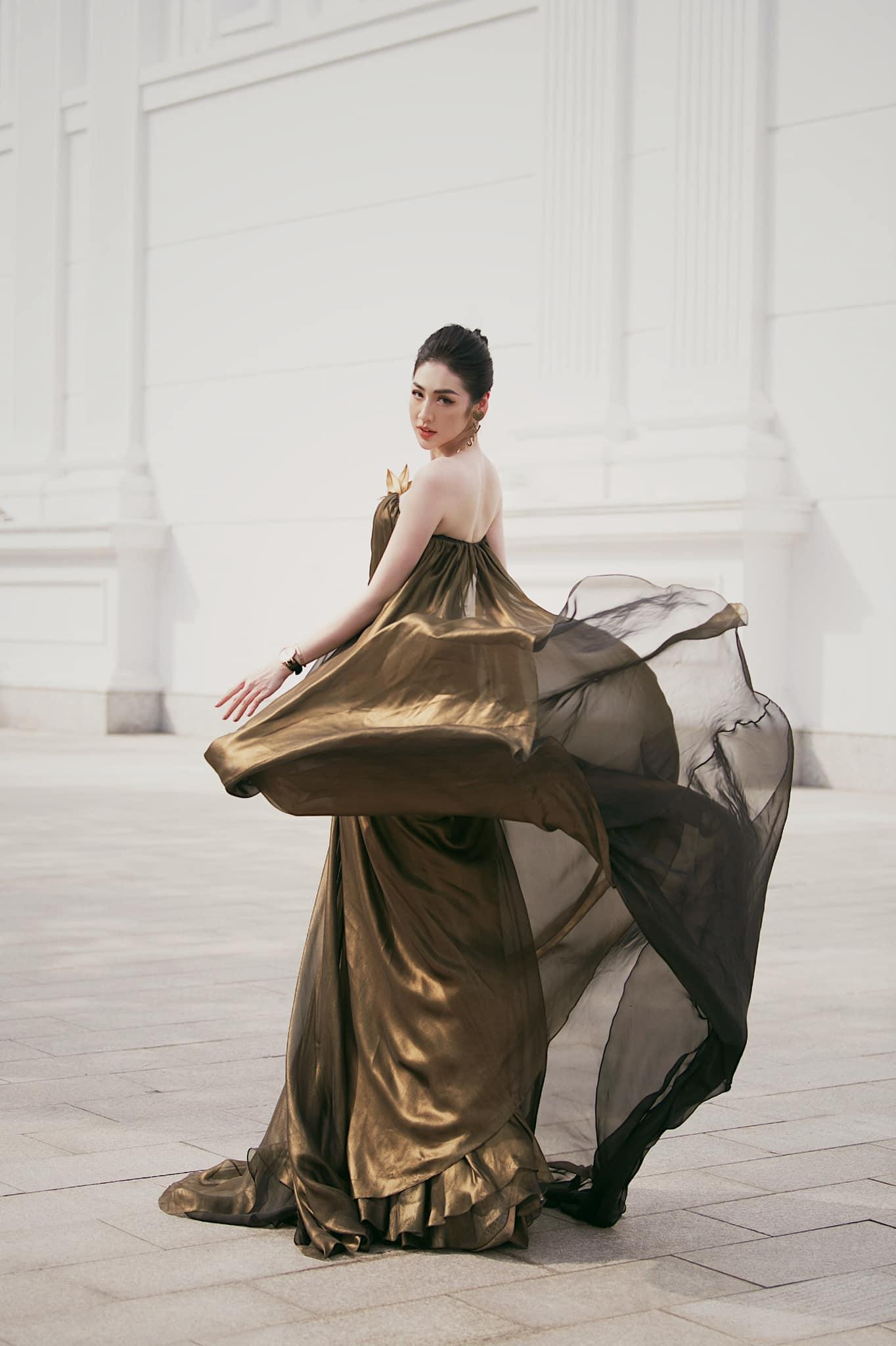 Thiết kế cúp ngực giúp Á hậu Việt Nam 2012 khoe vai trần quyến rũ, kiêu sa.