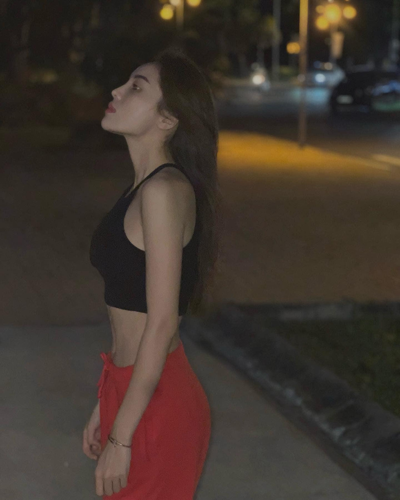 Hoa hậu Kỳ Duyên mặc crop-top khoe vòng eo bé xíu.