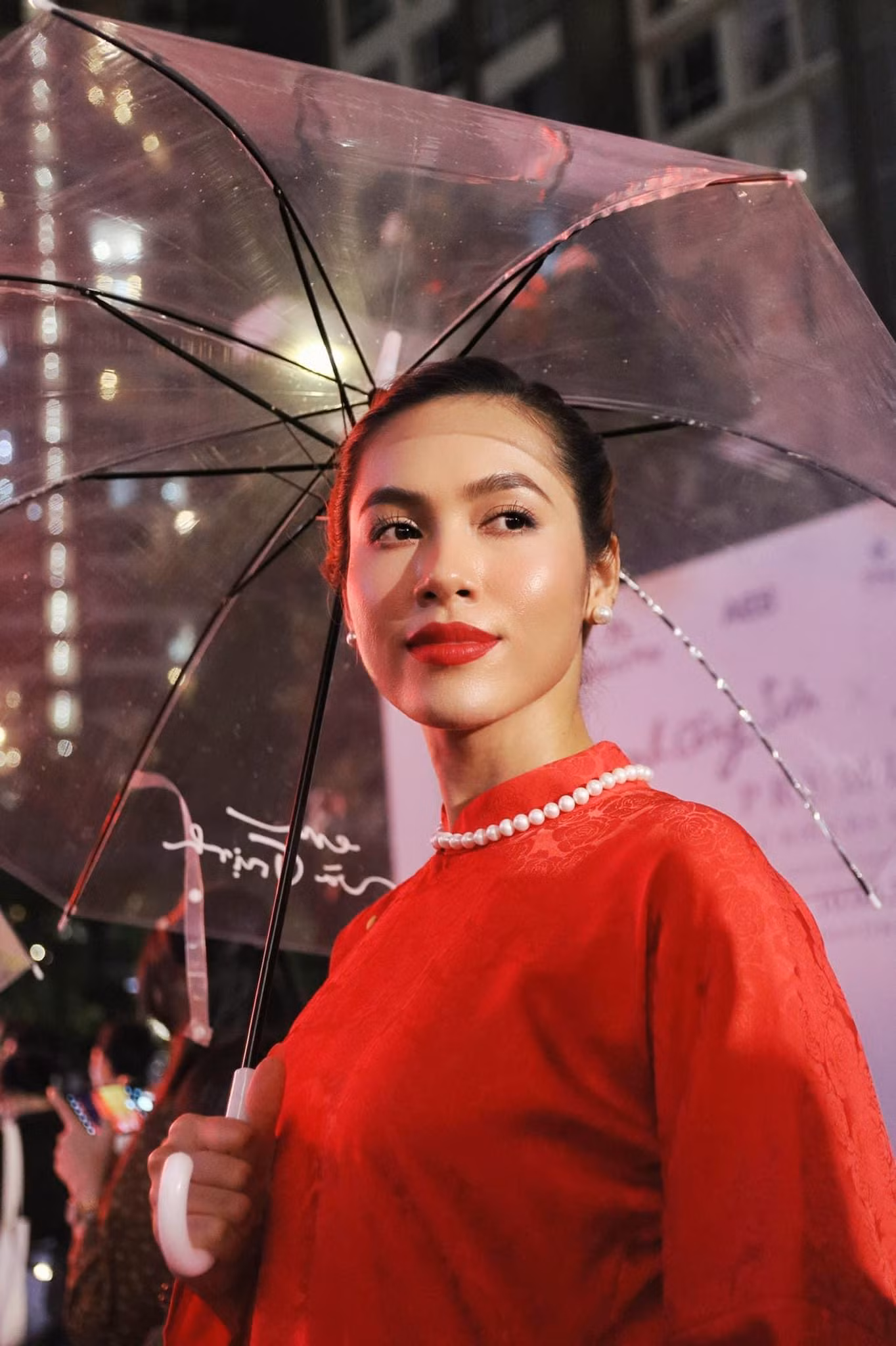 Cách làm tóc và đeo vòng cổ ngọc trai của Hoàng My gợi nhớ tới các tiểu thư khuê các thời xưa. Cách làm tóc và đeo vòng cổ ngọc trai của Hoàng My gợi nhớ tới các tiểu thư khuê các thời xưa.