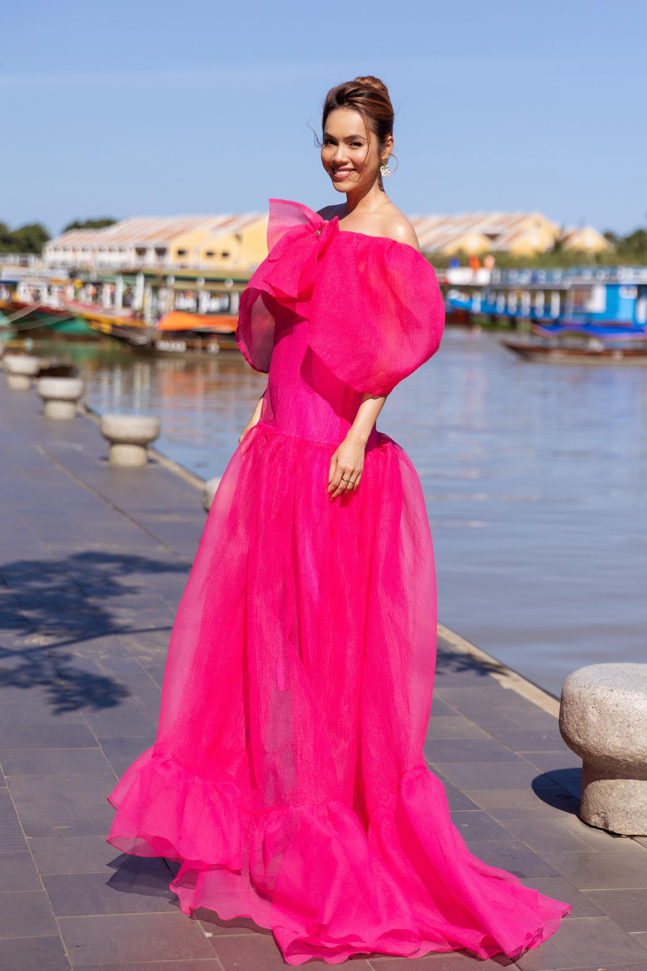 Á hậu Hoàng My diện bộ váy hồng trễ vai có kiểu dáng xoè lãng mạn.