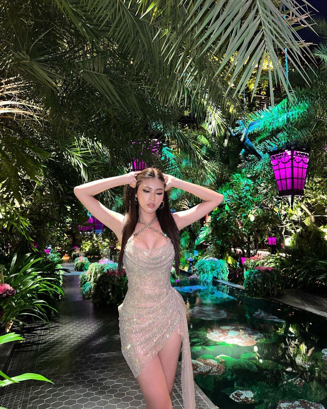 Cô diện bộ váy sequin lấp lánh, xẻ vòng một nóng bỏng.