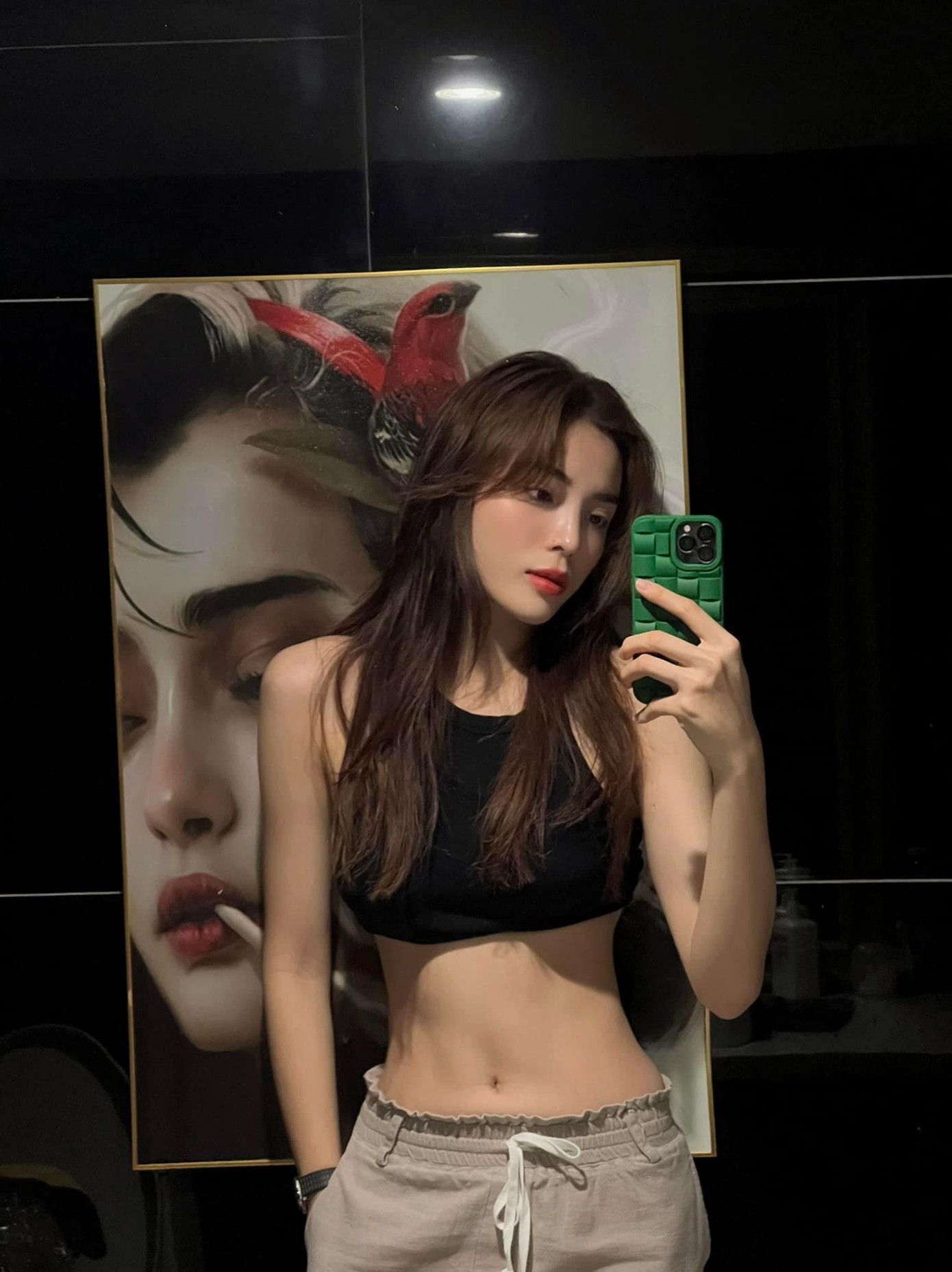 Hoa hậu Kỳ Duyên mặc áo crop-top khoe vòng eo 'con kiến' bé xíu đáng ngưỡng mộ.