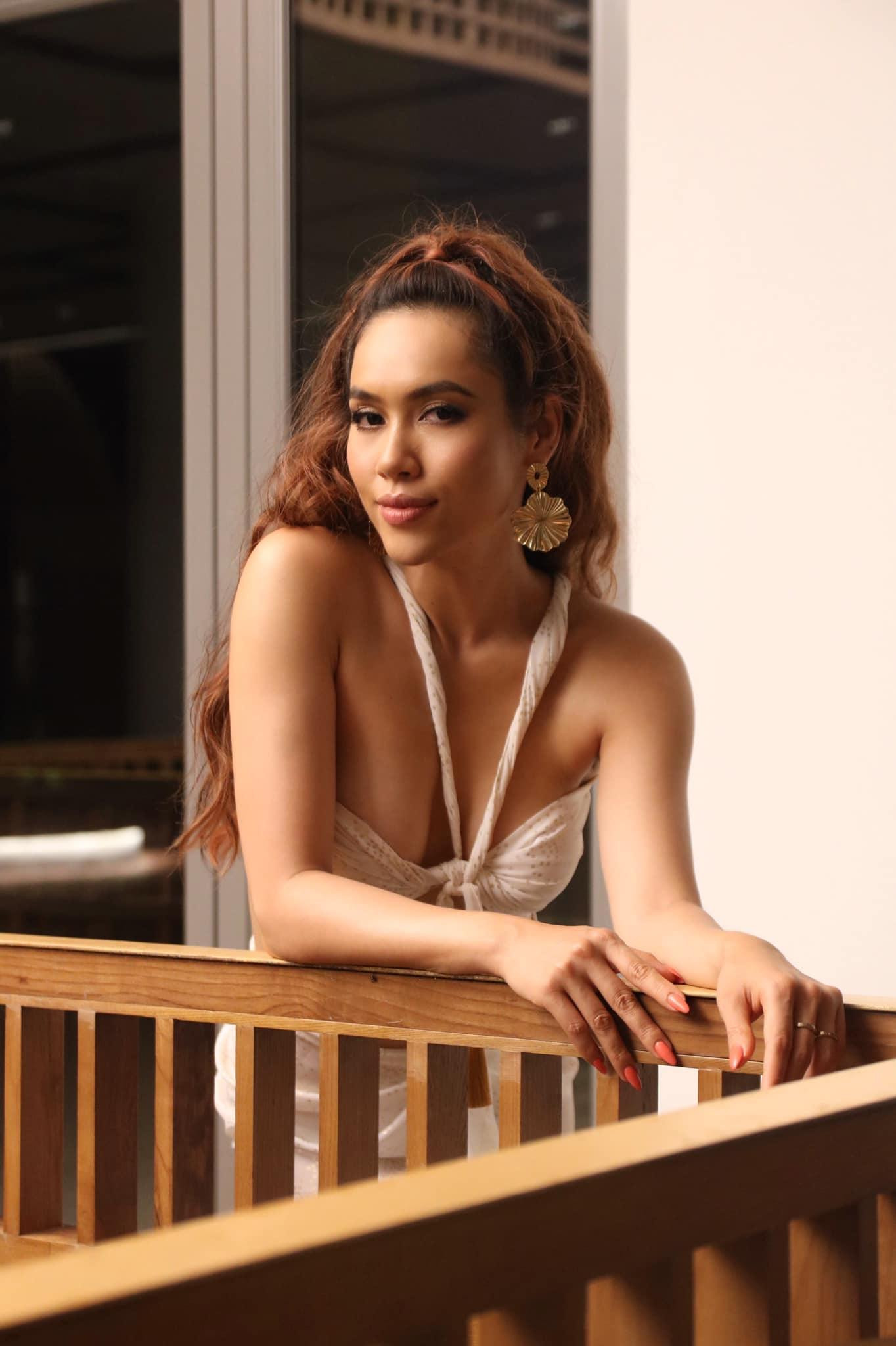 Người đẹp quyến rũ với phong cách Tây sang trọng, cá tính.