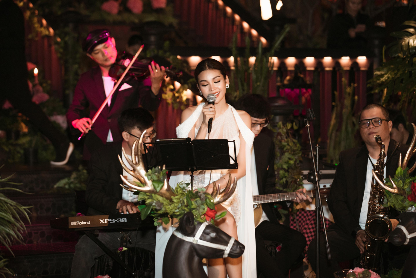 Tham dự buổi dạ tiệc, Hoa hậu Hòa bình Thái Lan 2022 Engfa Waraha đã góp vui bằng ca khúc "My Heart Will Go On". Cô khoe giọng hát ngọt ngào và truyền cảm.