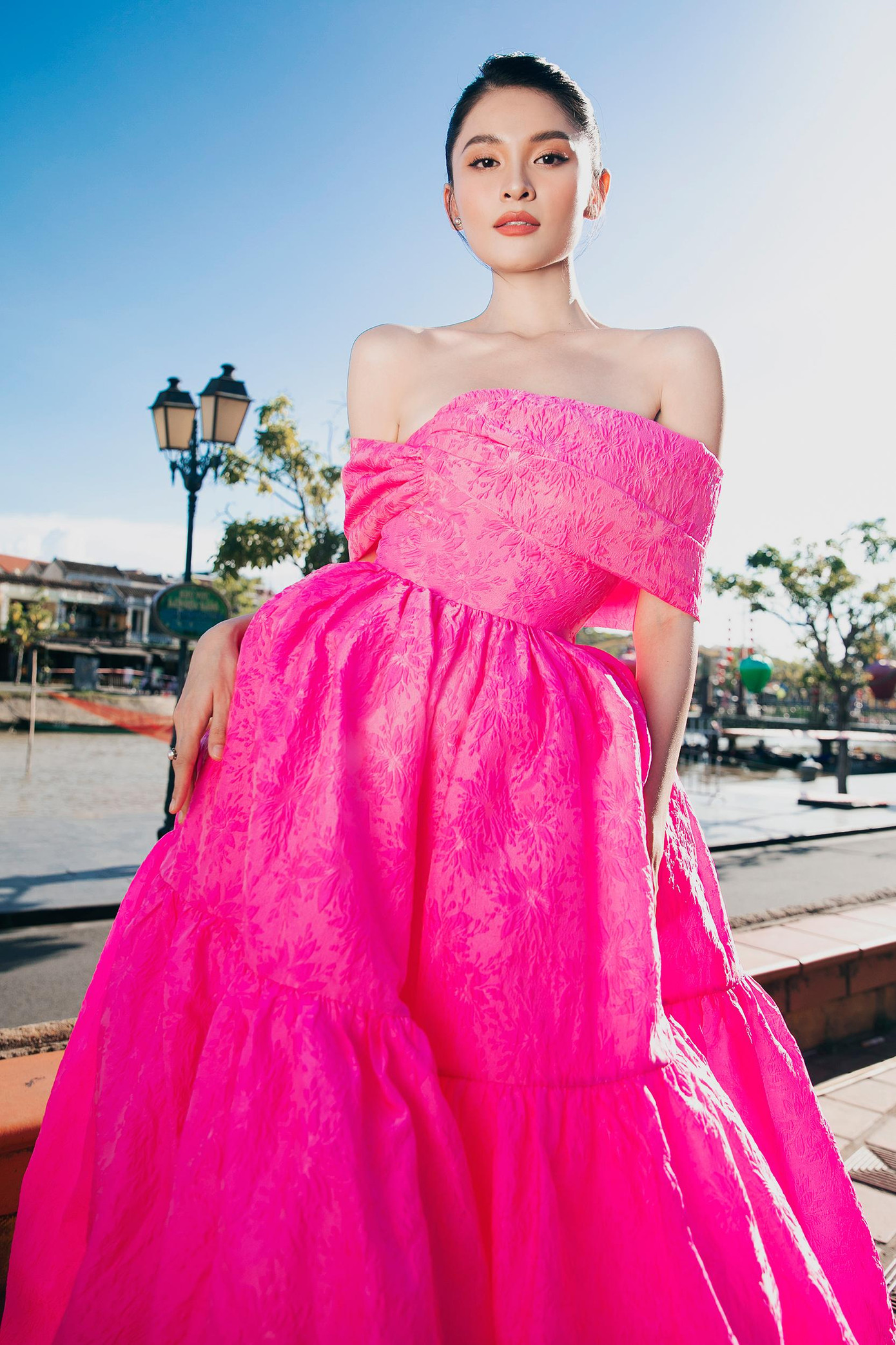 Á hậu Thuỳ Dung diện váy cúp ngực khoe vai trần quyến rũ khi đảm nhận vai trò MC của sự kiện.