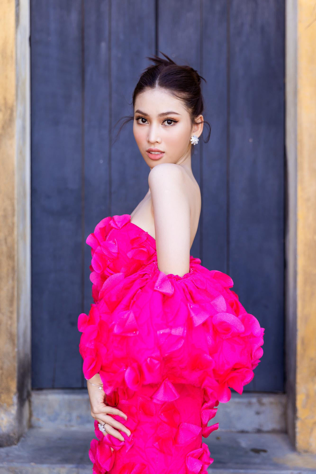 Người đẹp trễ nải vai trần nuột nà, sexy.