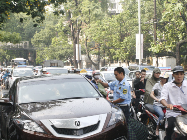 Tắc đường trên phố Bà Triệu