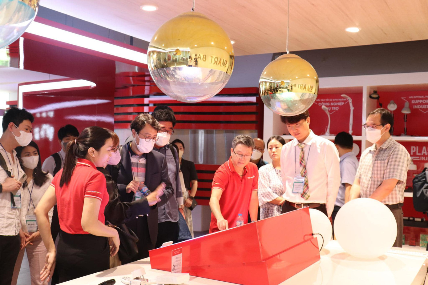 Ông Trần Bá Linh (áo đỏ ở giữa) chia sẻ về những sản phẩm công nghệ mà Điện Quang đang nghiên cứu và sản xuất. Ảnh: Uyên Phương