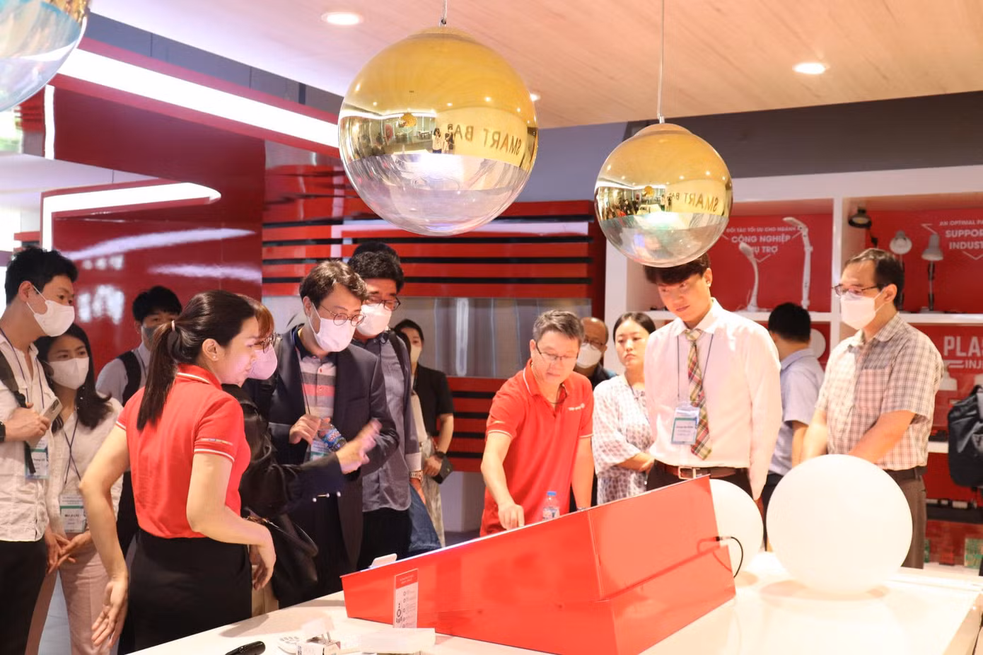 Ông Trần Bá Linh (áo đỏ ở giữa) chia sẻ về những sản phẩm công nghệ mà Điện Quang đang nghiên cứu và sản xuất. Ảnh: Uyên Phương