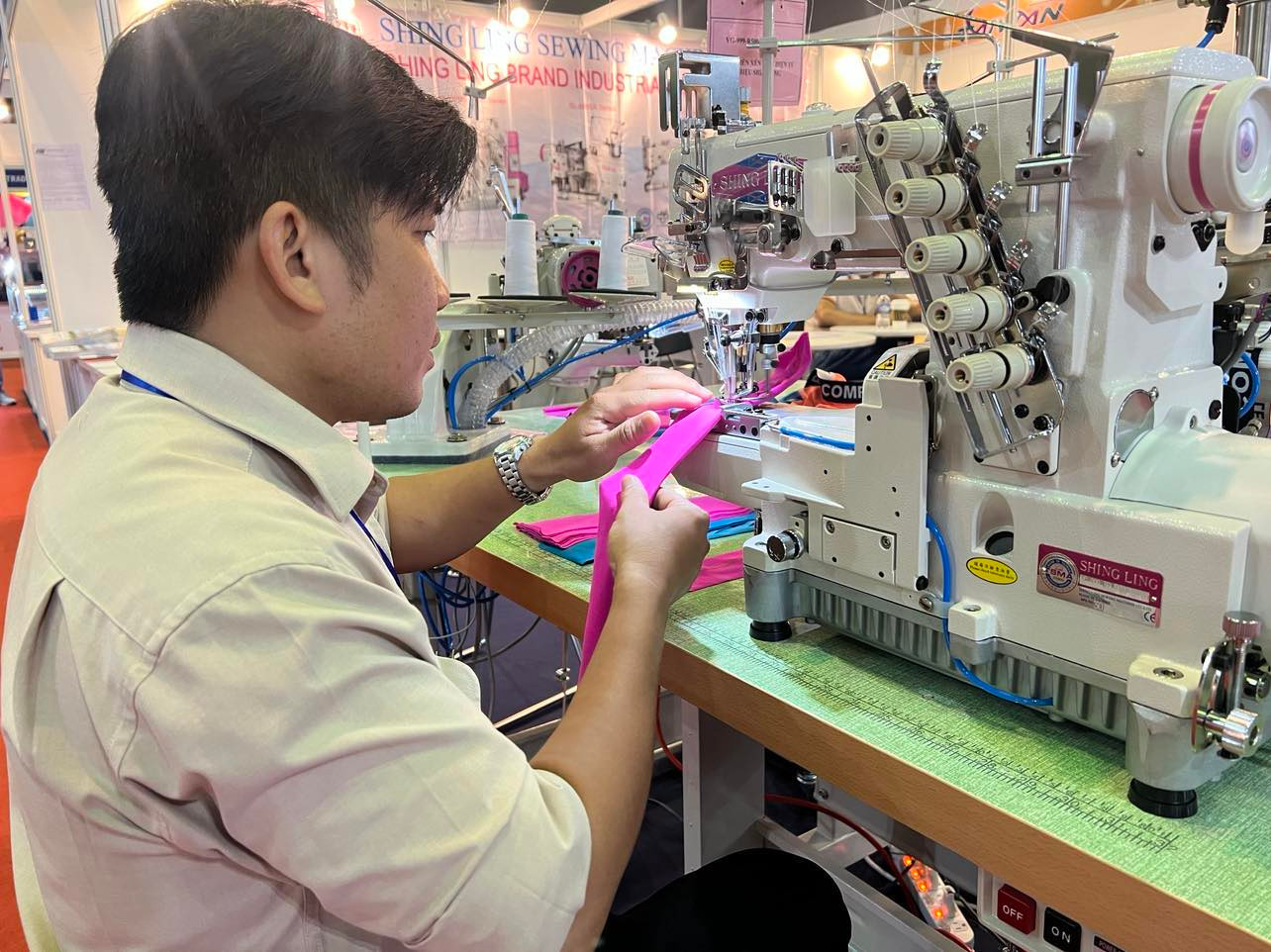 Theo các doanh nghiệp, cần hình thành các trung tâm chuyên ngành nhằm thúc đẩy cho toàn ngành, trong đó có công nghiệp hỗ trợ ngành dệt may phát triển. Ảnh: Uyên Phương