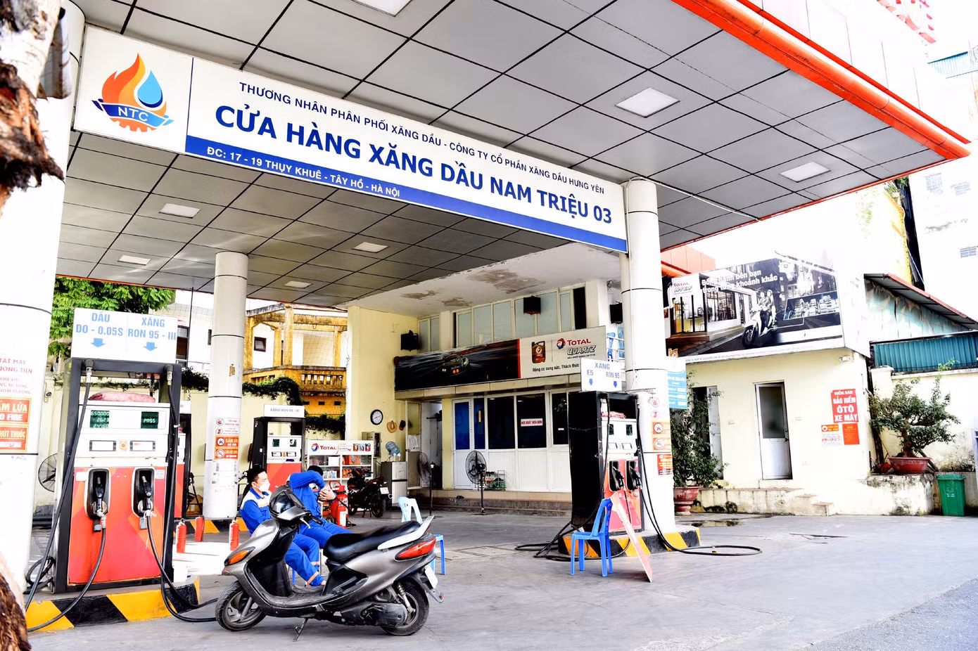 Dự thảo mới của Bộ Công Thương đề xuất rút ngắn thời gian điều chỉnh giá xăng dầu xuống còn 7 ngày và cố định vào ngày thứ Năm hàng tuần. Dự thảo mới của Bộ Công Thương đề xuất rút ngắn thời gian điều chỉnh giá xăng dầu xuống còn 7 ngày và cố định vào ngày thứ Năm hàng tuần.