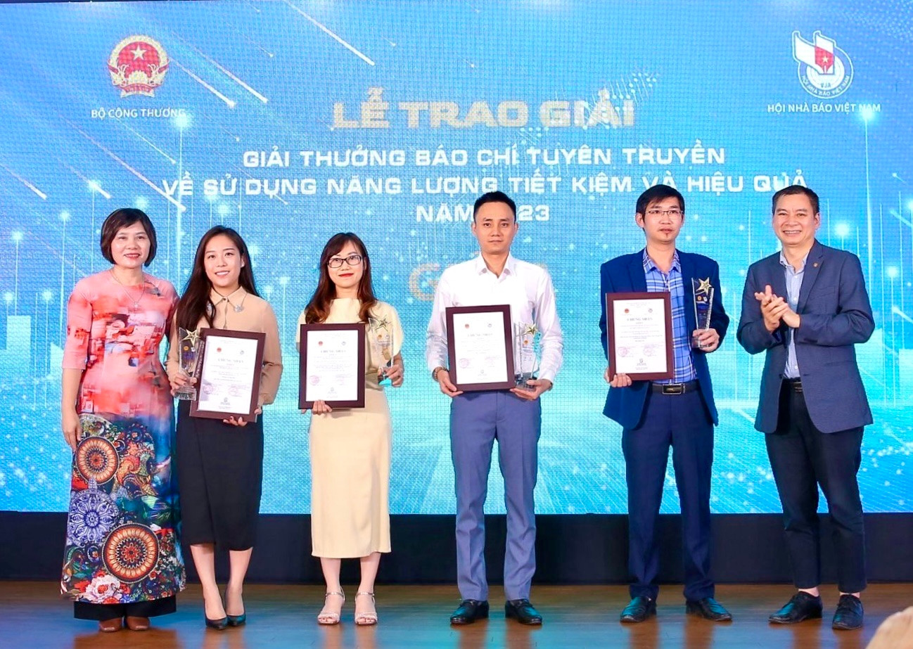 Nhóm tác giả được trao giải A