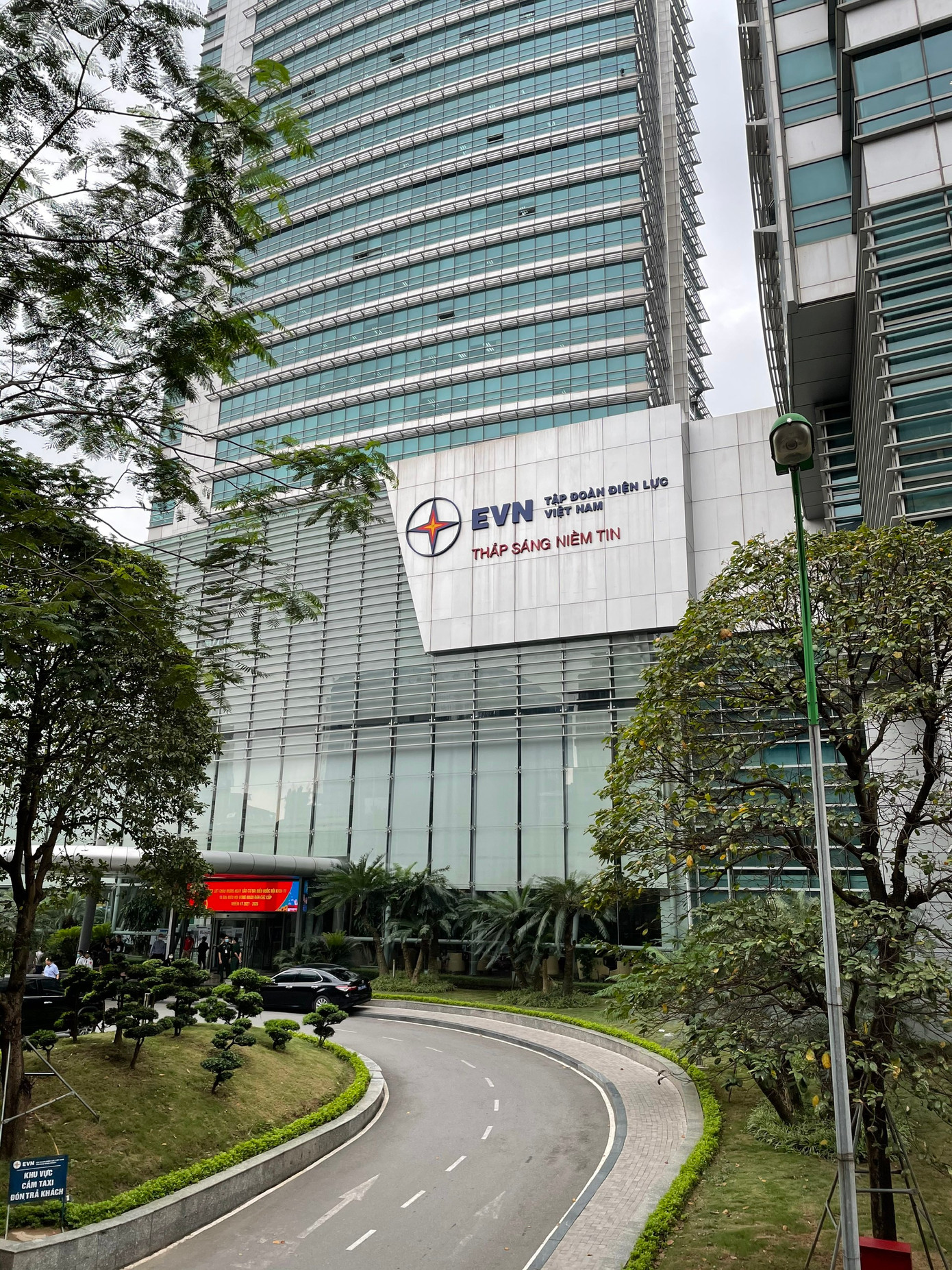 Ủy ban Quản lý vốn Nhà nước tại doanh nghiệp đề nghị kỷ luật khiển trách nhiều lãnh đạo EVN vì để xảy ra thiếu điện. Ủy ban Quản lý vốn Nhà nước tại doanh nghiệp đề nghị kỷ luật khiển trách nhiều lãnh đạo EVN vì để xảy ra thiếu điện.