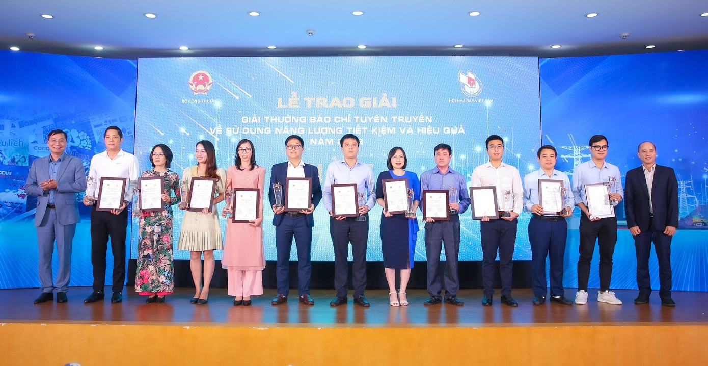 Nhóm tác giả được trao giải C